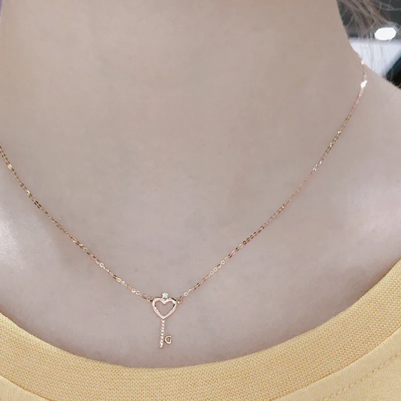 18K Gold 0.035ct Diamond Heart Shaped Key Pendant Necklace
