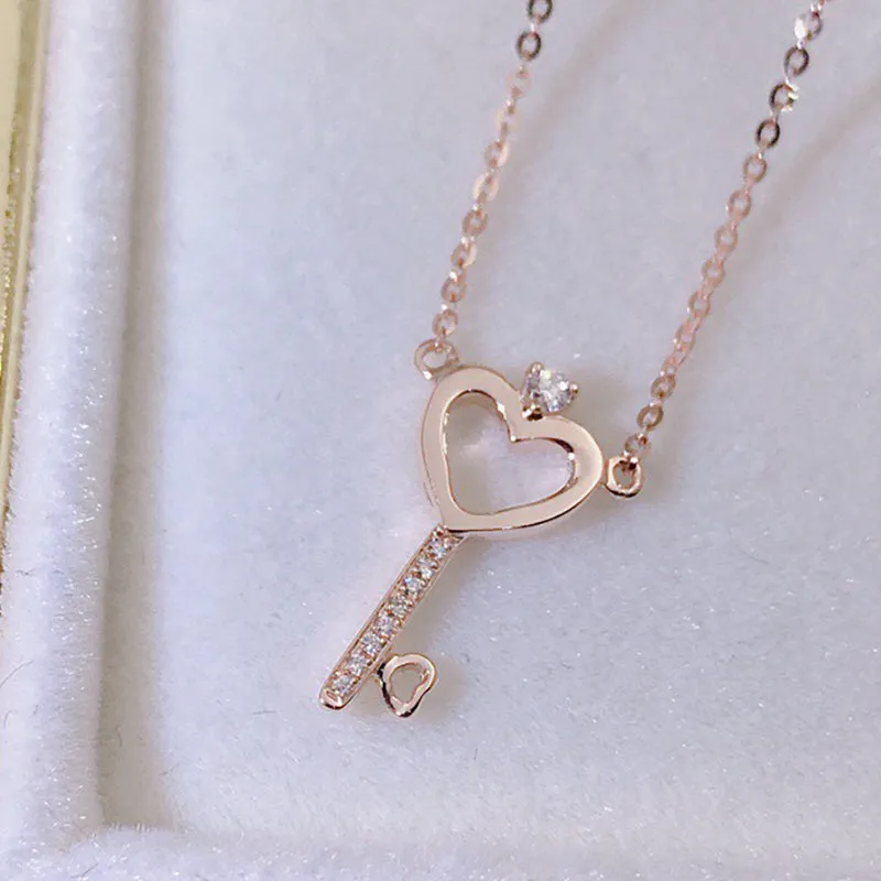 18K Gold 0.035ct Diamond Heart Shaped Key Pendant Necklace