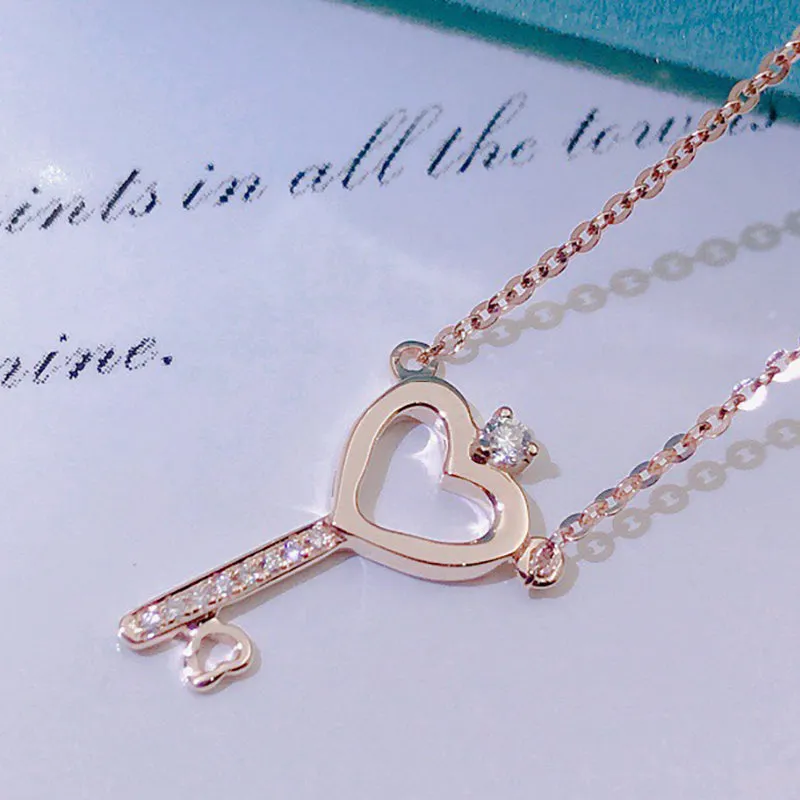 18K Gold 0.035ct Diamond Heart Shaped Key Pendant Necklace
