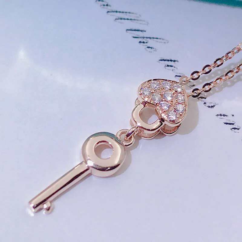18K Gold 0.07ct Diamond Heart Shaped Hanging Key Pendant Necklace