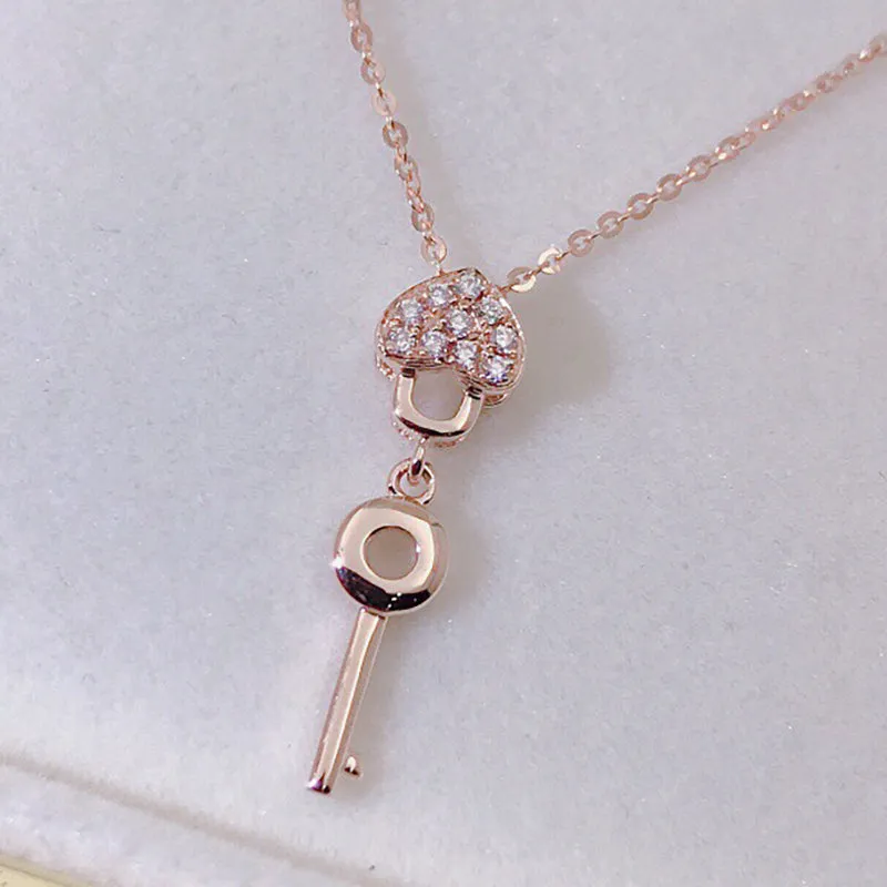18K Gold 0.07ct Diamond Heart Shaped Hanging Key Pendant Necklace