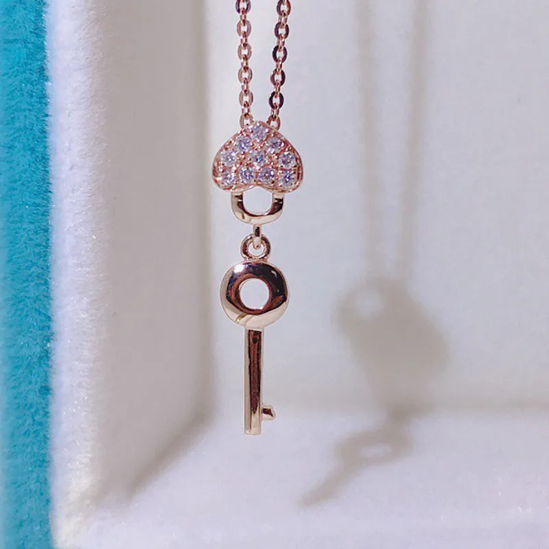 18K Gold 0.07ct Diamond Heart Shaped Hanging Key Pendant Necklace