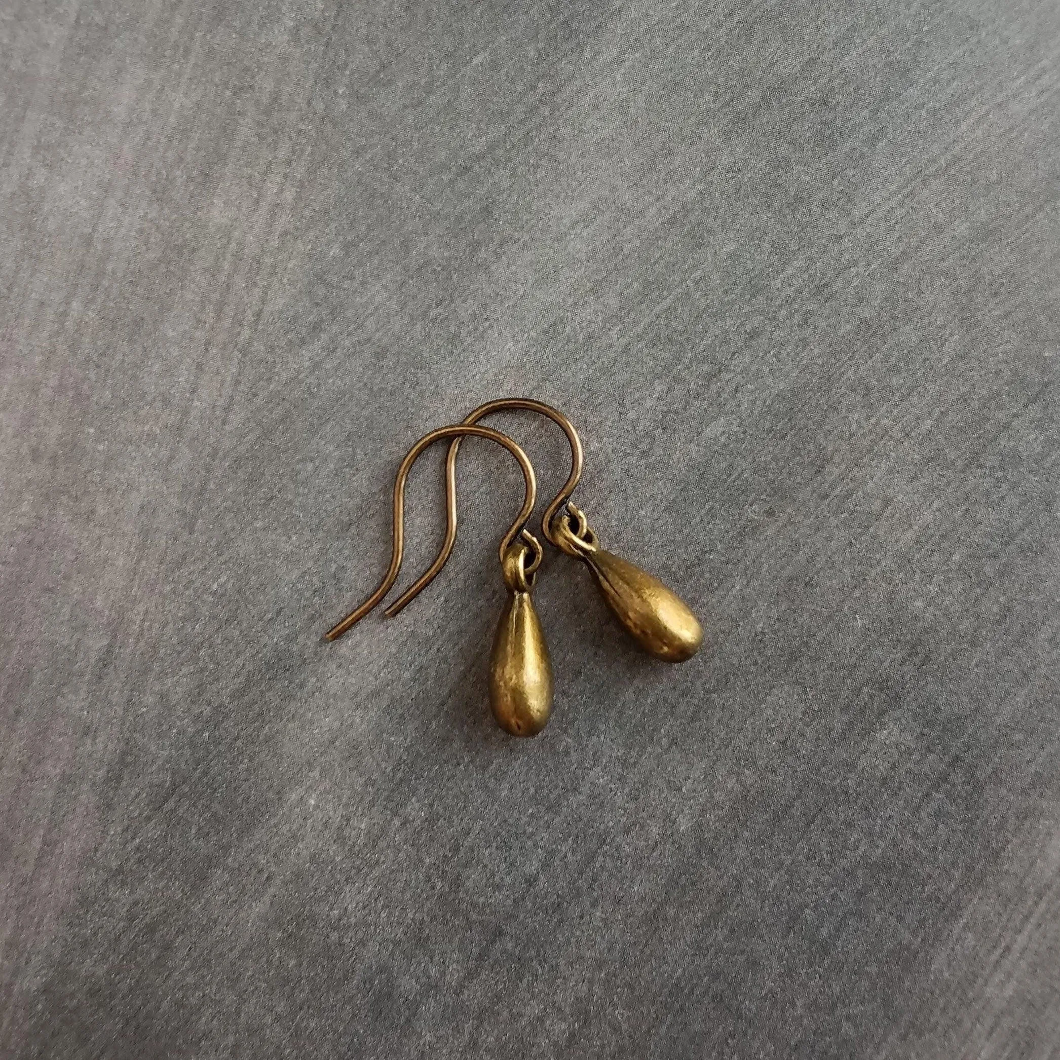Antique Brass Drop Earrings, small drop earrings, simple teardrop earring, little bronze drop earring, rustic dangle earring, dainty earring
