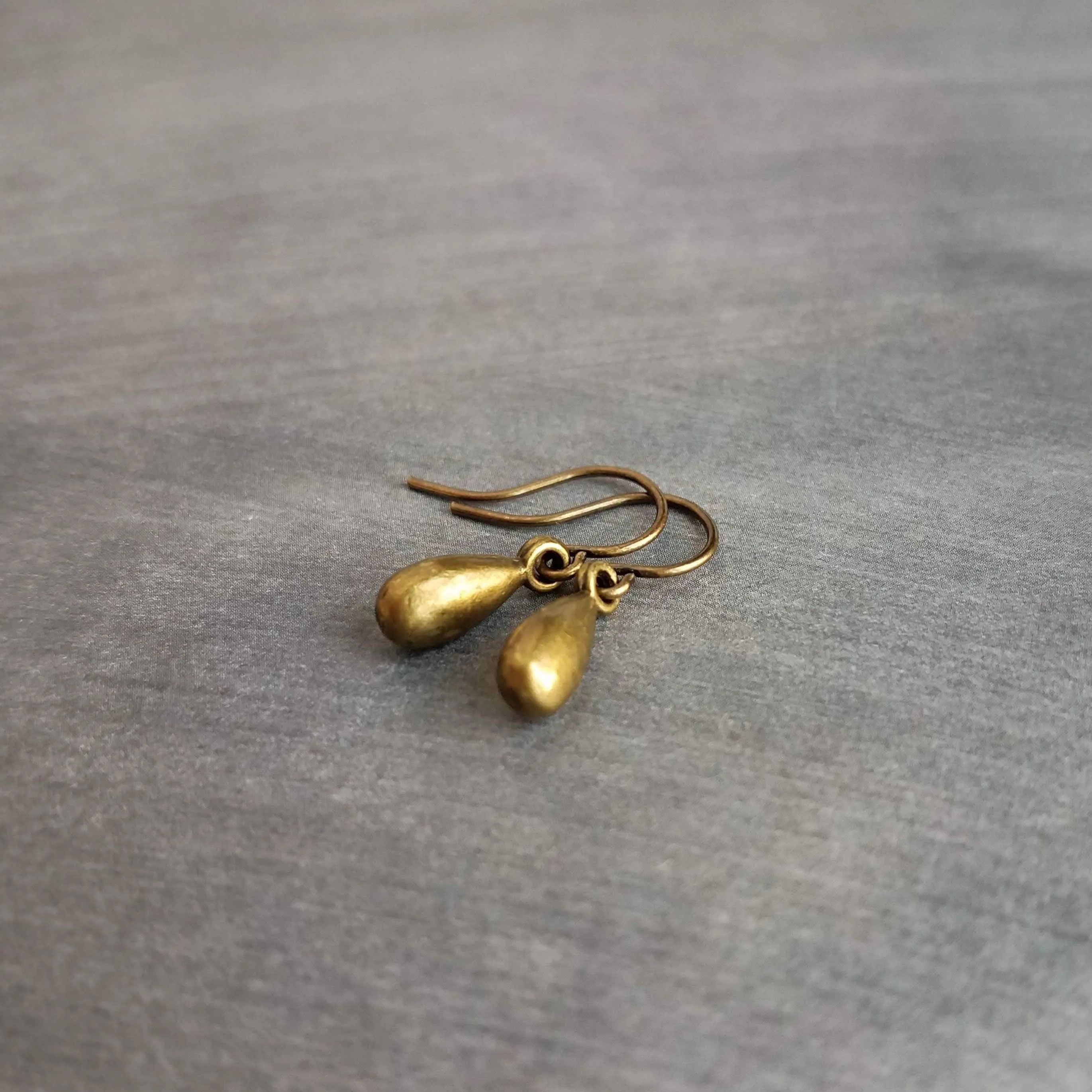 Antique Brass Drop Earrings, small drop earrings, simple teardrop earring, little bronze drop earring, rustic dangle earring, dainty earring