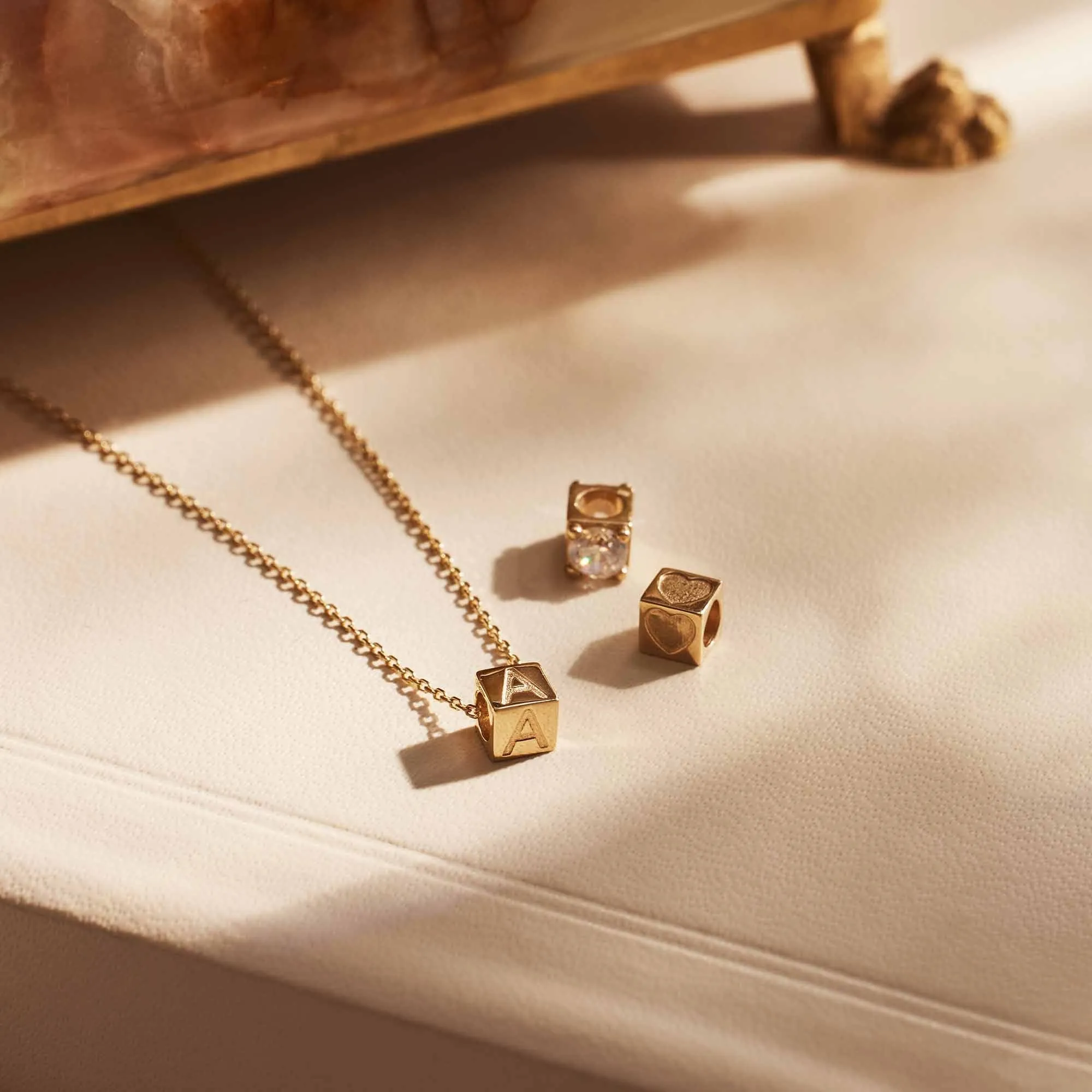 Cadeau d'Isabel 14 karat gold cube charm with heart and gold necklace gift set