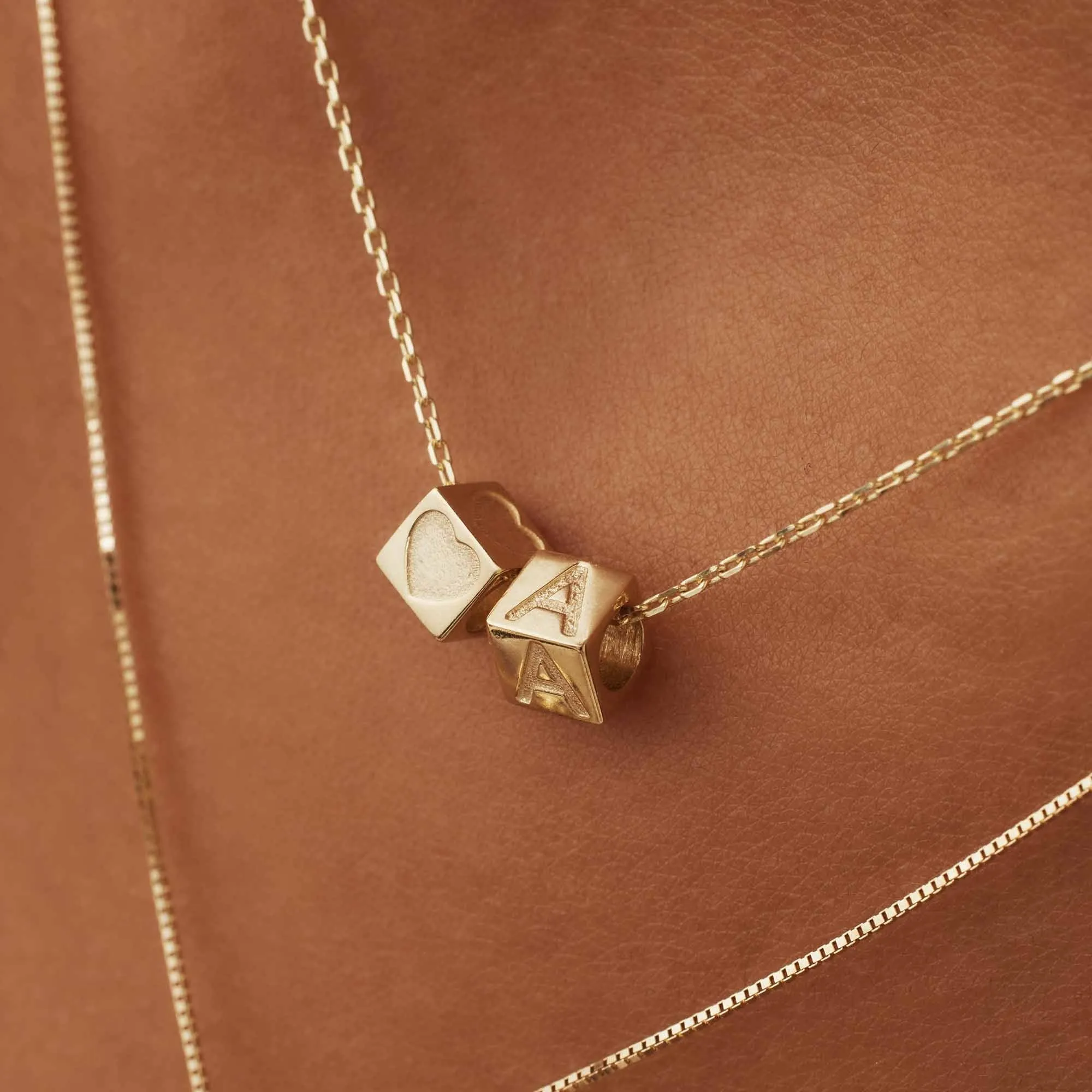 Cadeau d'Isabel 14 karat gold cube charm with heart and gold necklace gift set