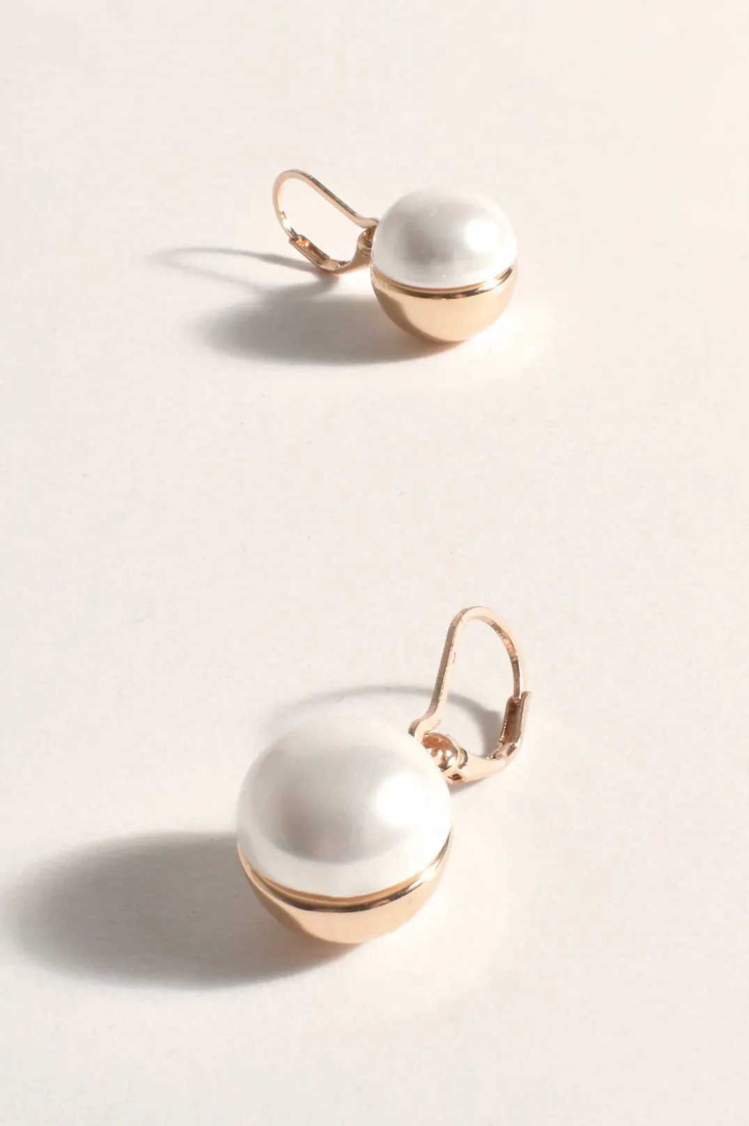 CALI FAUX PEARL METAL BALL EARRINGS (Cream Gold)