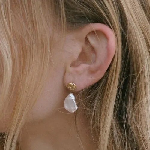 Goldeluxe Jewelry - Cloud Earrings with Baroque Pearl (Brass)