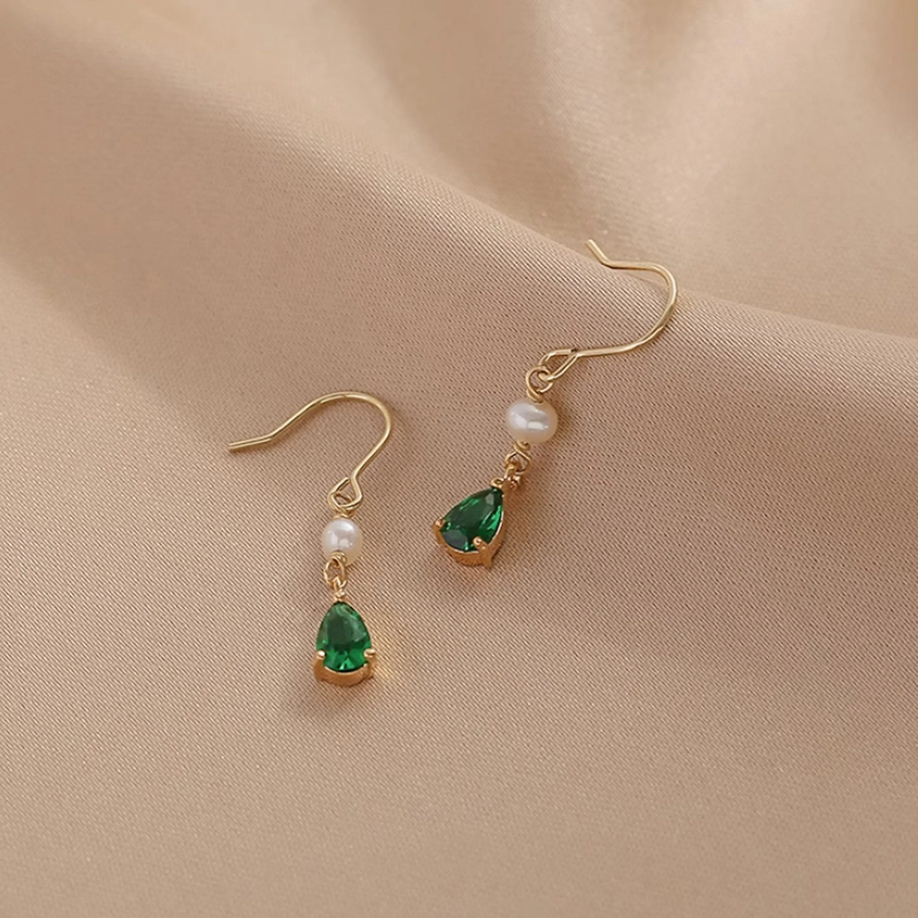 Handmade Teardrop Emerald Pearl Earrings