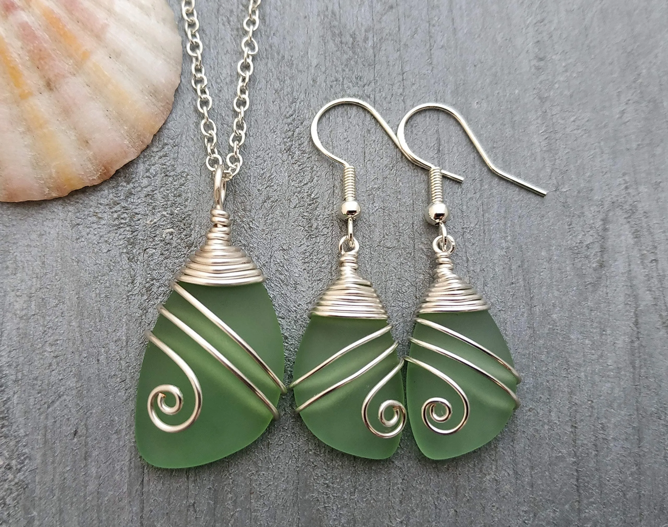 Hawaiian Jewelry Sea Glass Set, Top Wire Peridot Green Necklace Earrings Jewelry Set For Women, Beach Sea Glass Jewelry (August Birthstone)