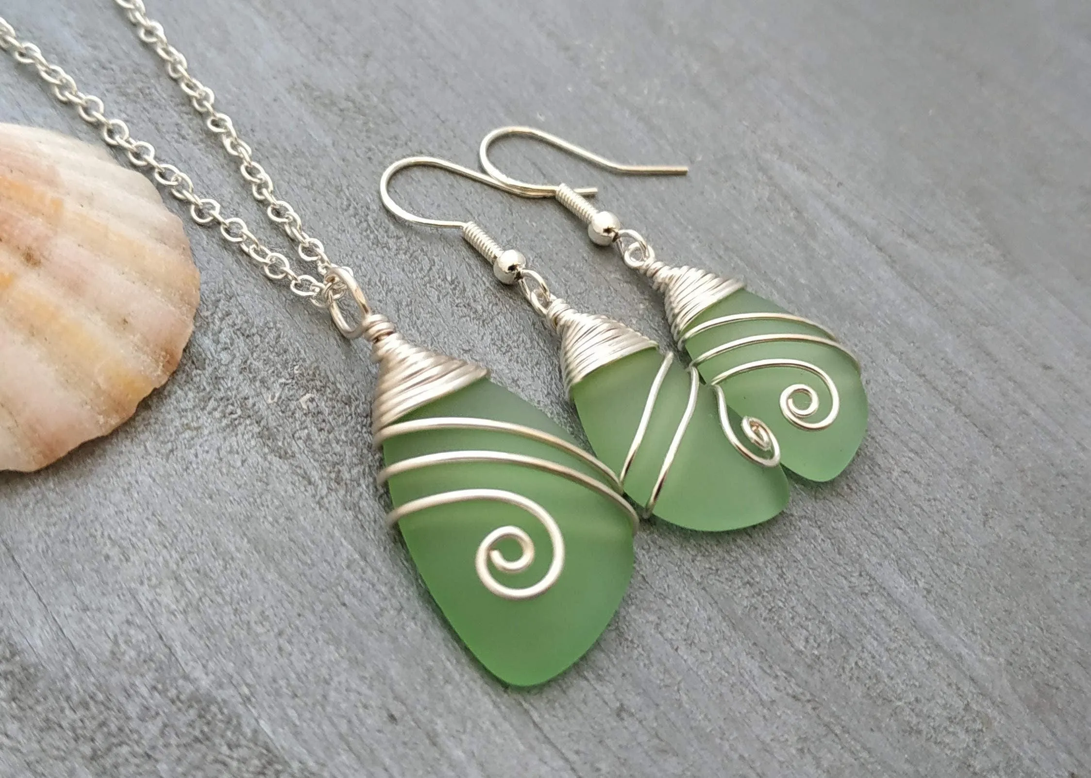 Hawaiian Jewelry Sea Glass Set, Top Wire Peridot Green Necklace Earrings Jewelry Set For Women, Beach Sea Glass Jewelry (August Birthstone)