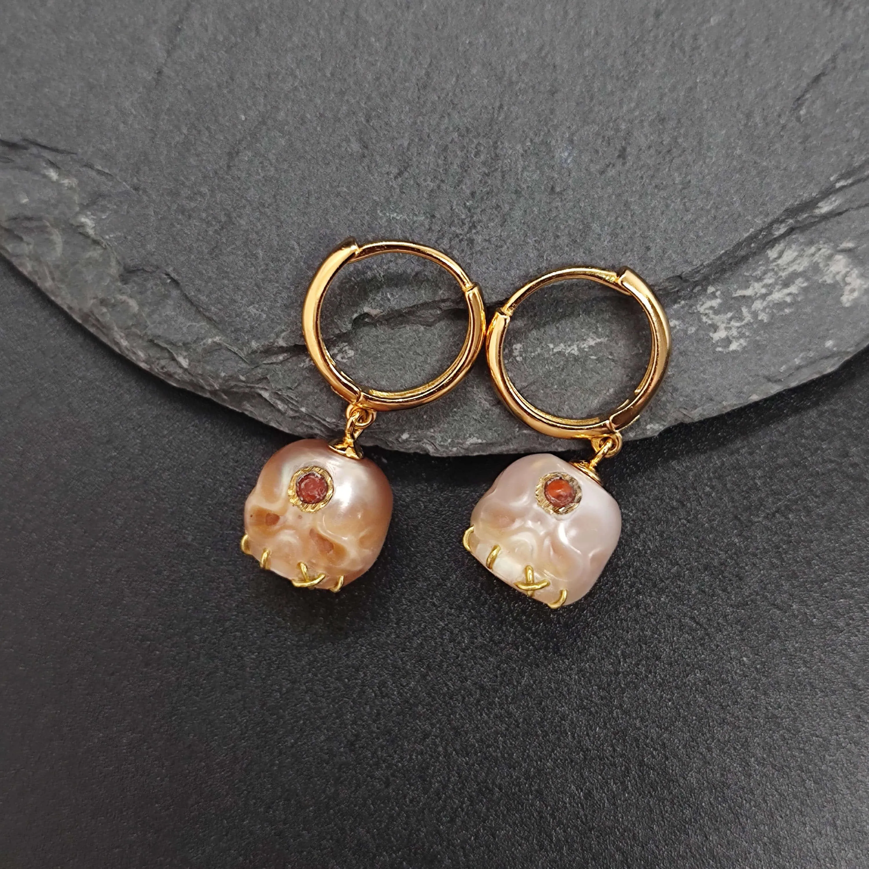 Śmaśana Pearl Skull Gemstone Hoop Earrings