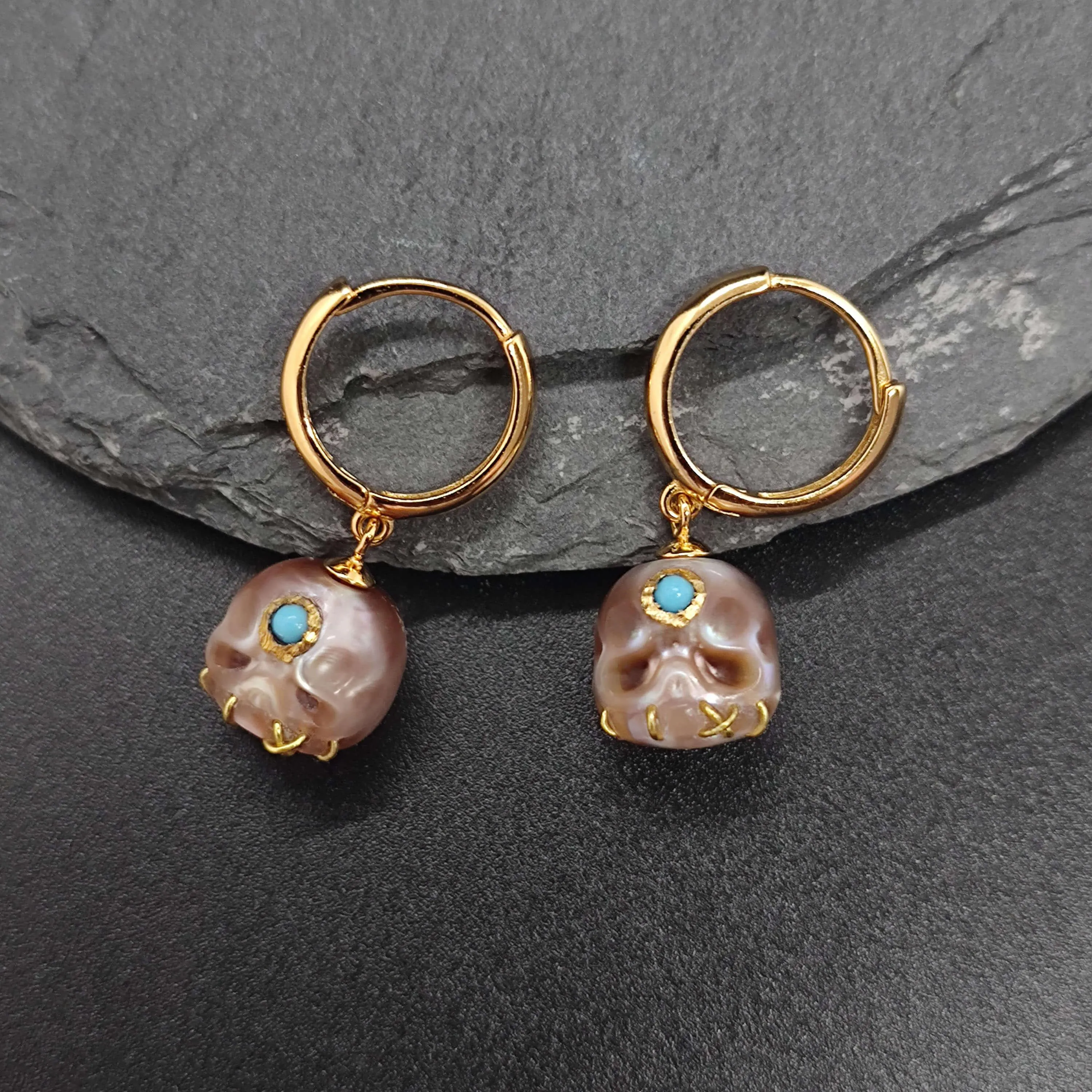 Śmaśana Pearl Skull Gemstone Hoop Earrings