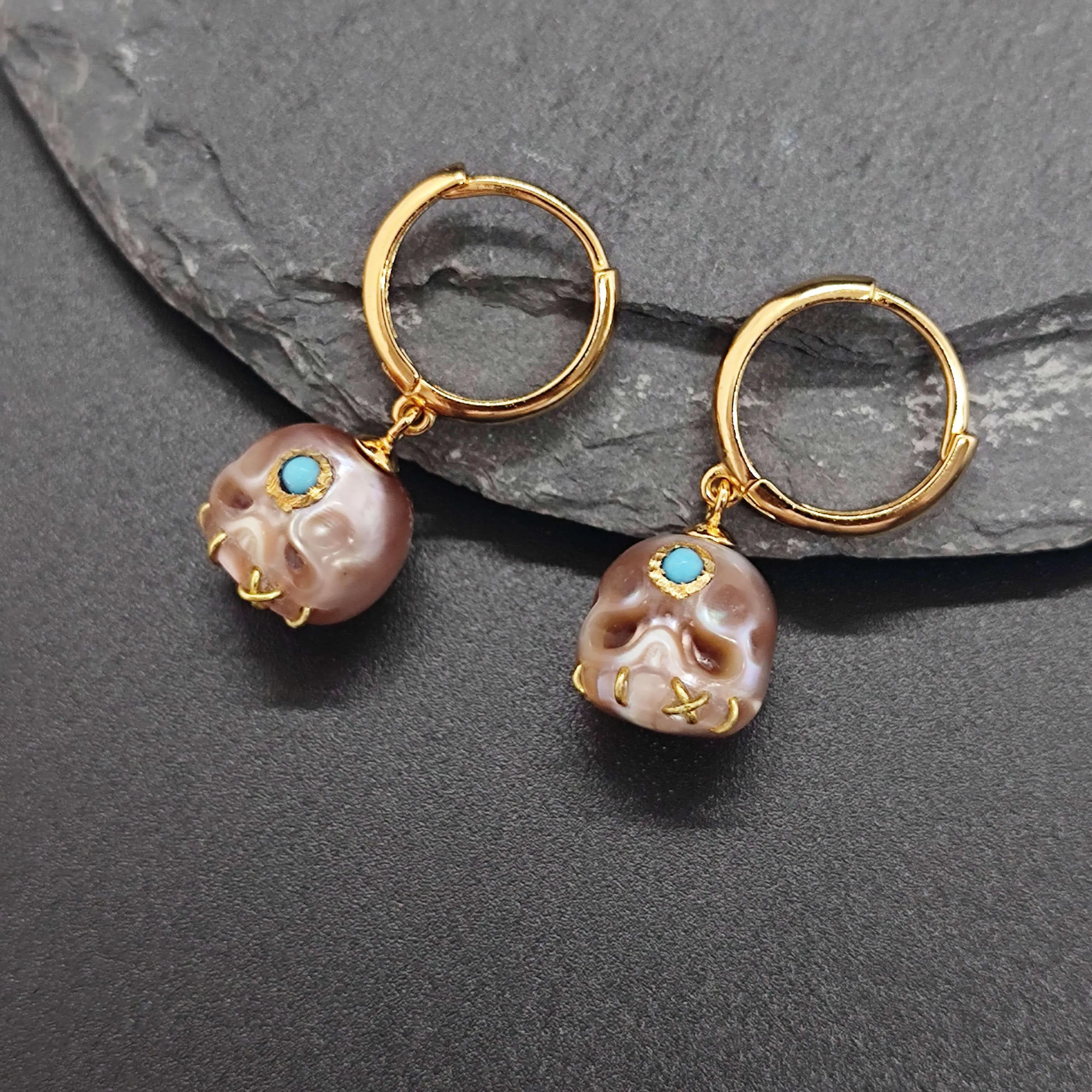 Śmaśana Pearl Skull Gemstone Hoop Earrings