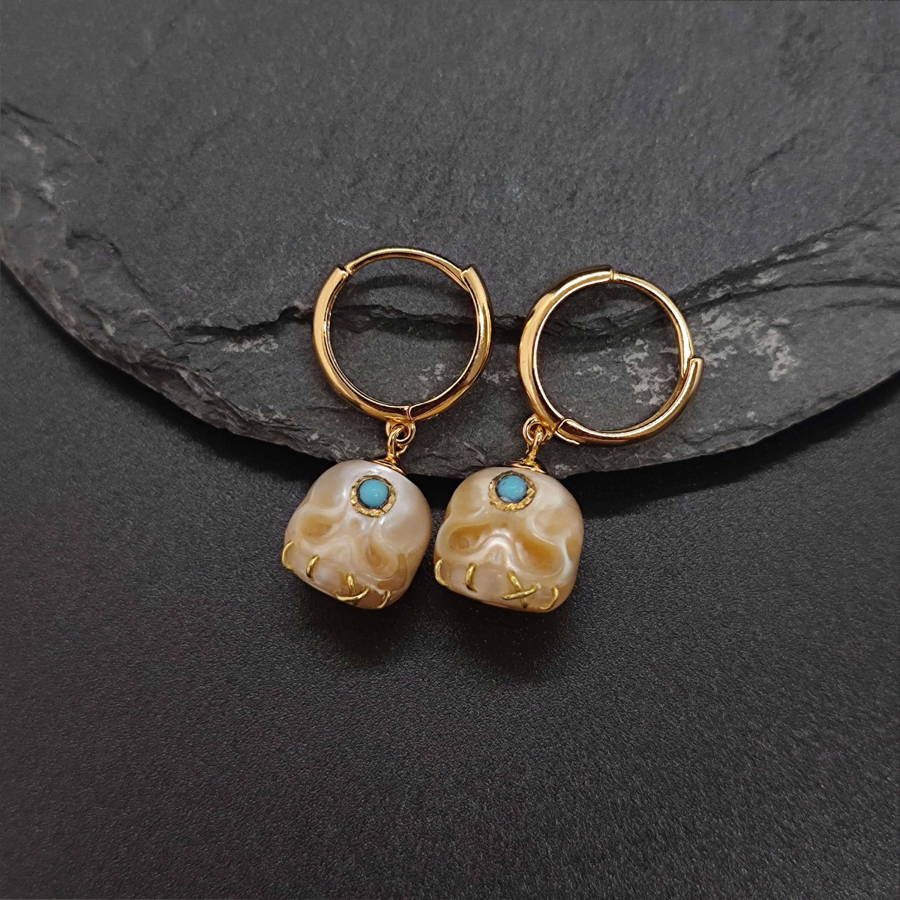 Śmaśana Pearl Skull Gemstone Hoop Earrings