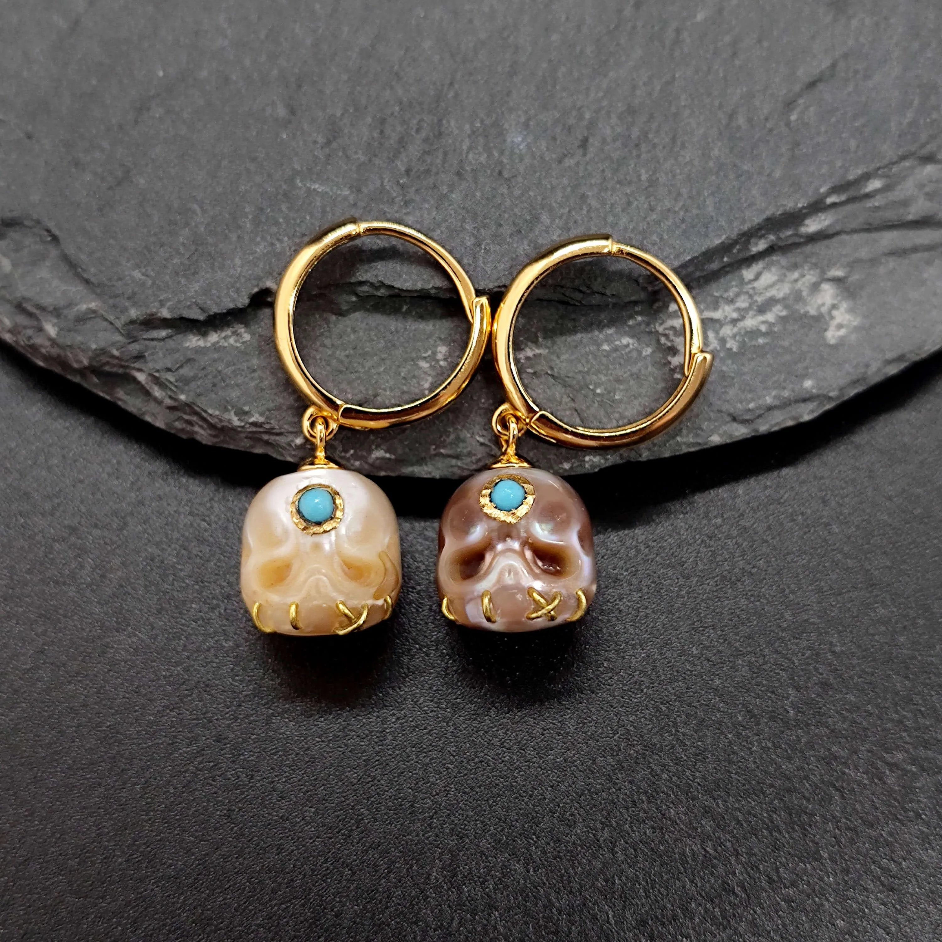 Śmaśana Pearl Skull Gemstone Hoop Earrings