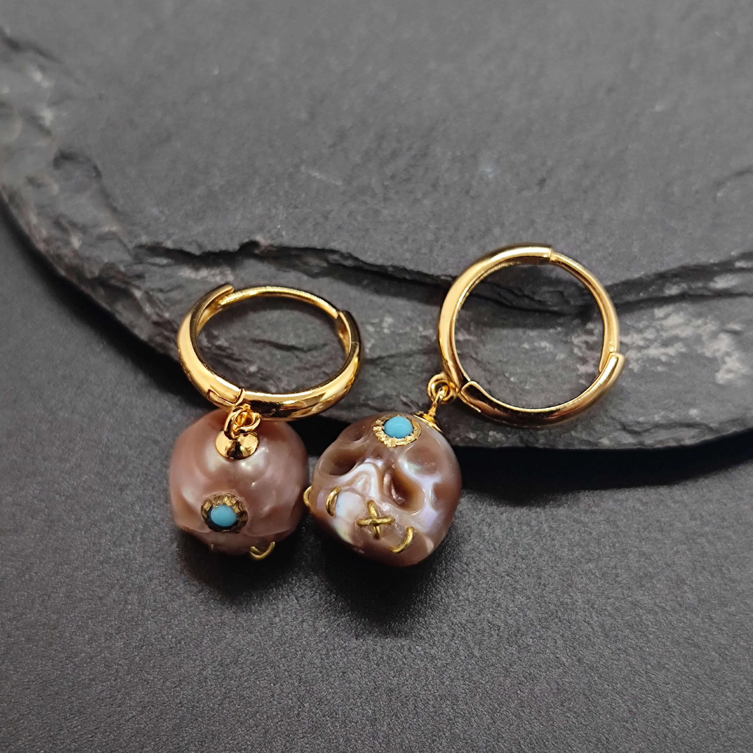 Śmaśana Pearl Skull Gemstone Hoop Earrings