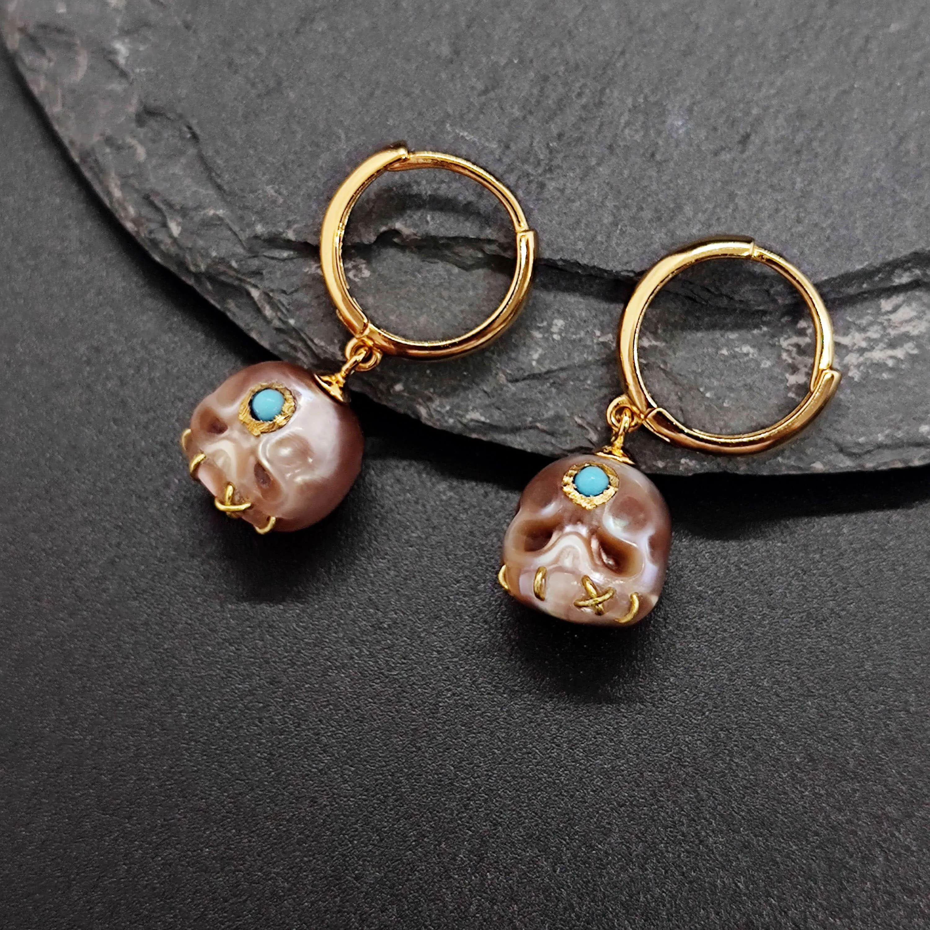 Śmaśana Pearl Skull Gemstone Hoop Earrings