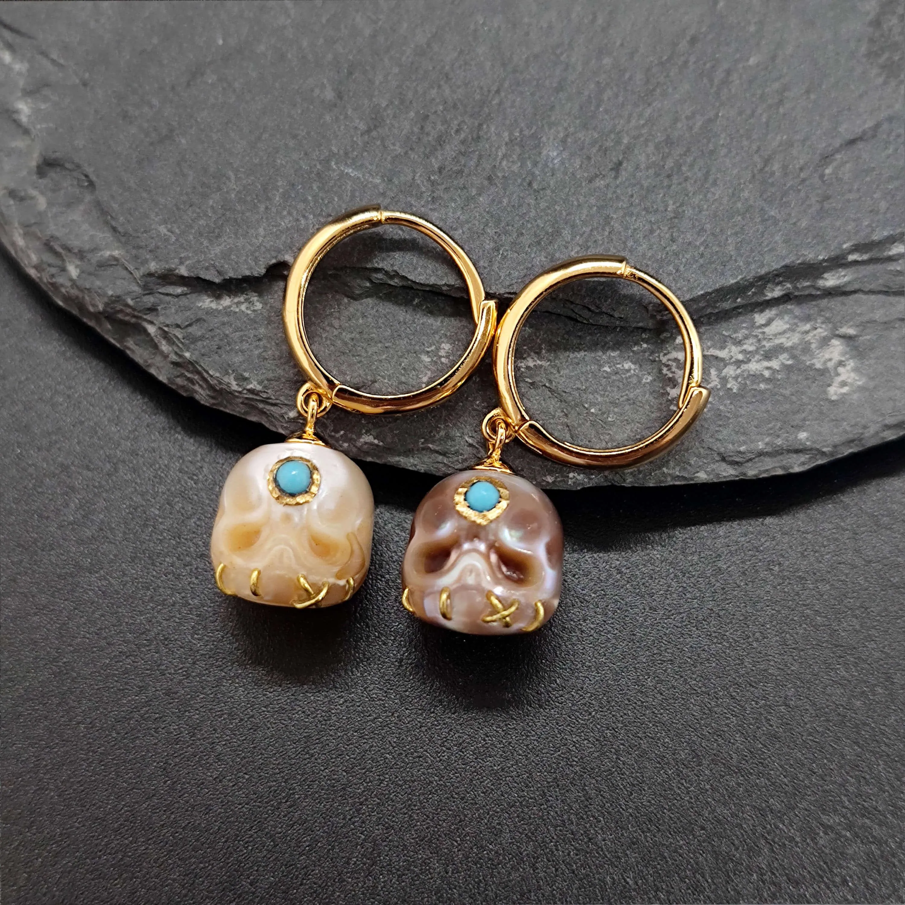 Śmaśana Pearl Skull Gemstone Hoop Earrings
