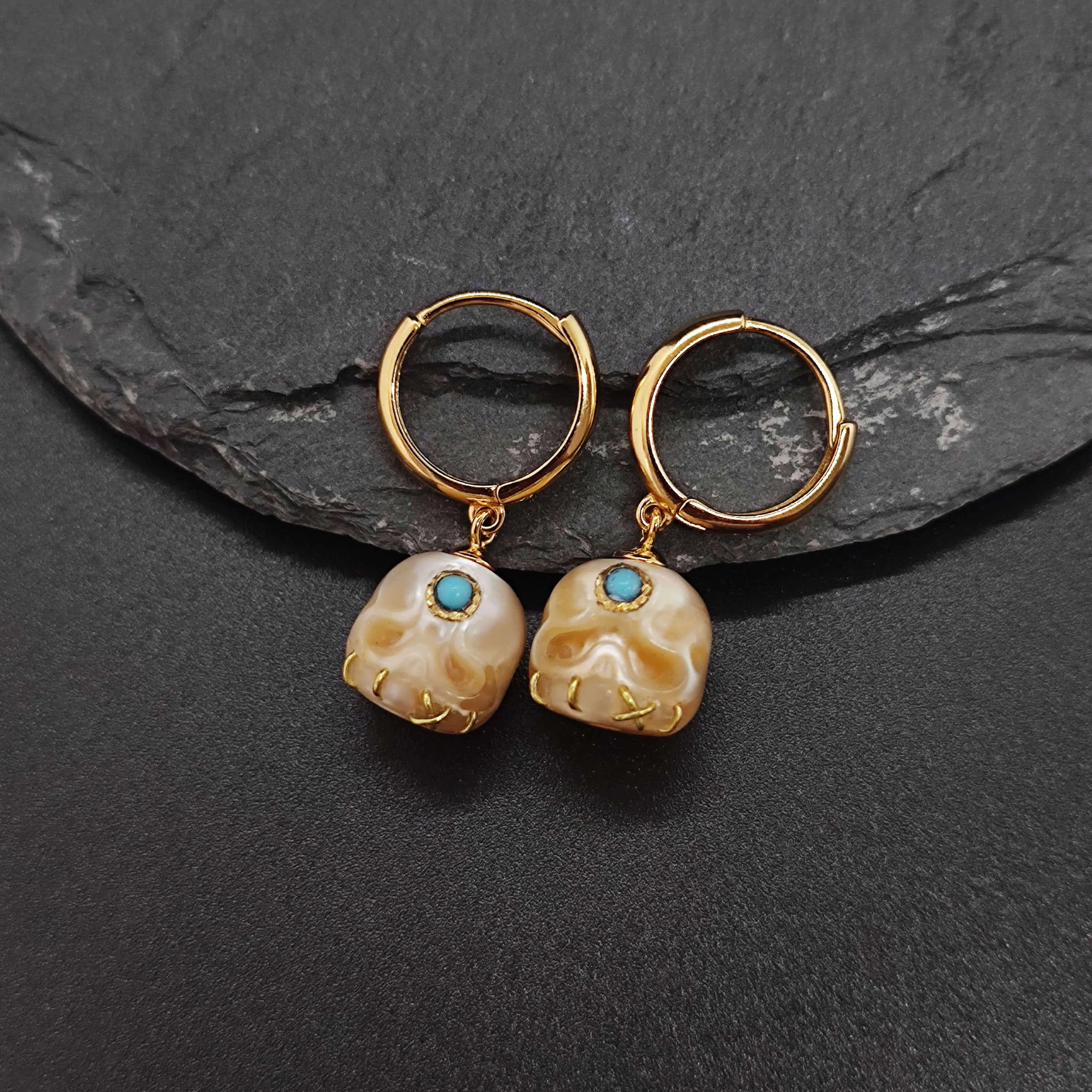 Śmaśana Pearl Skull Gemstone Hoop Earrings