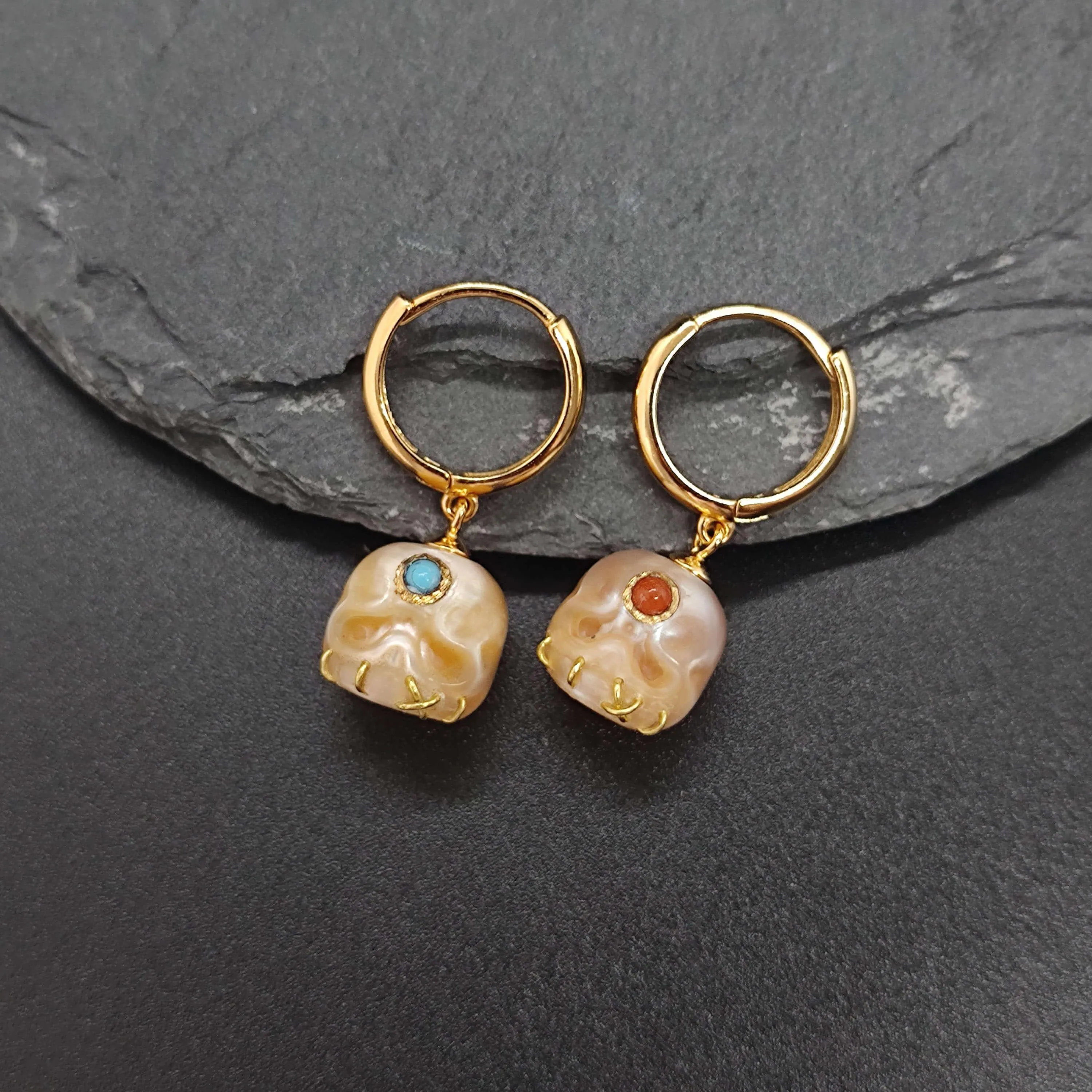 Śmaśana Pearl Skull Gemstone Hoop Earrings