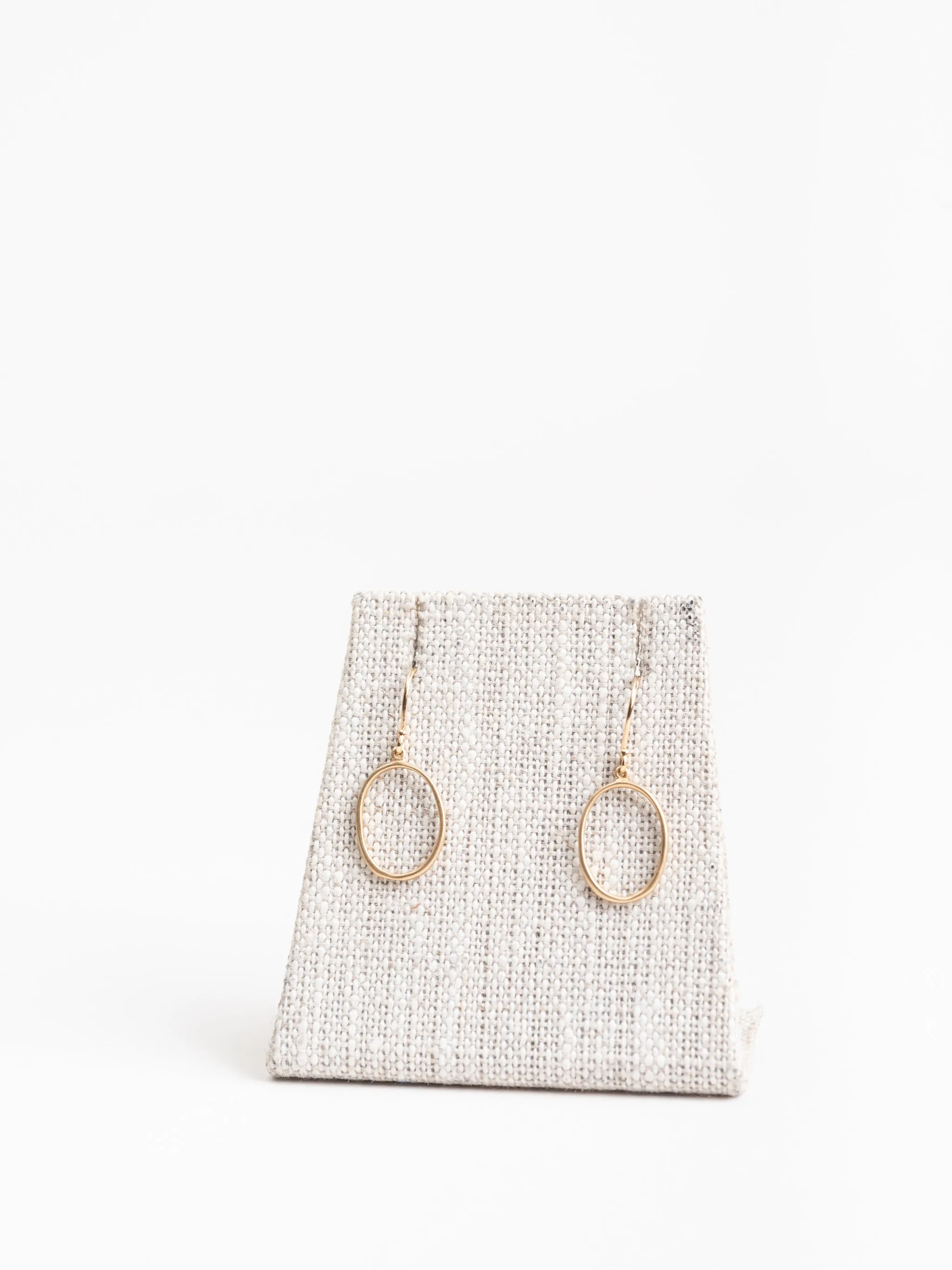 small "0" drop earrings