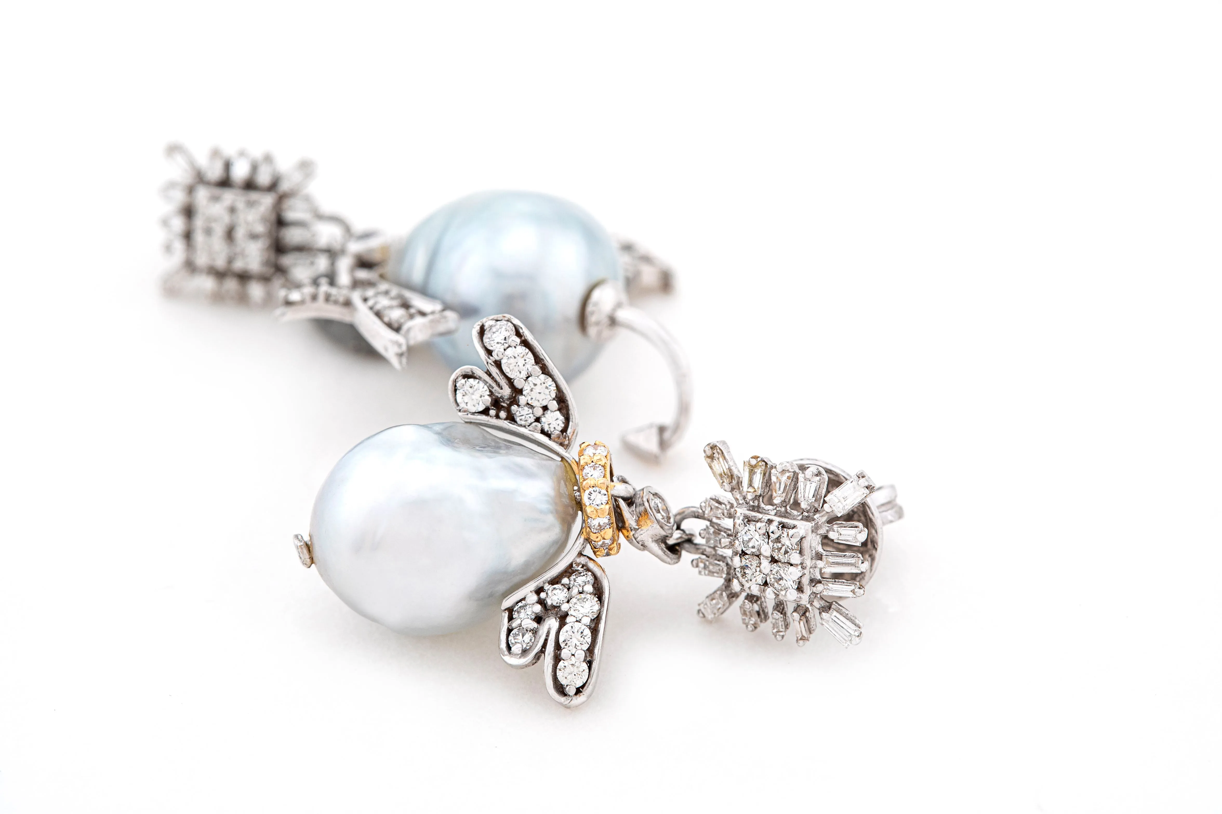 Studio Tara   I   Earrings 18K White Gold With Diamonds And South Sea Baroque Pearl  Length 30Mm And Width 15Mm  ER3738