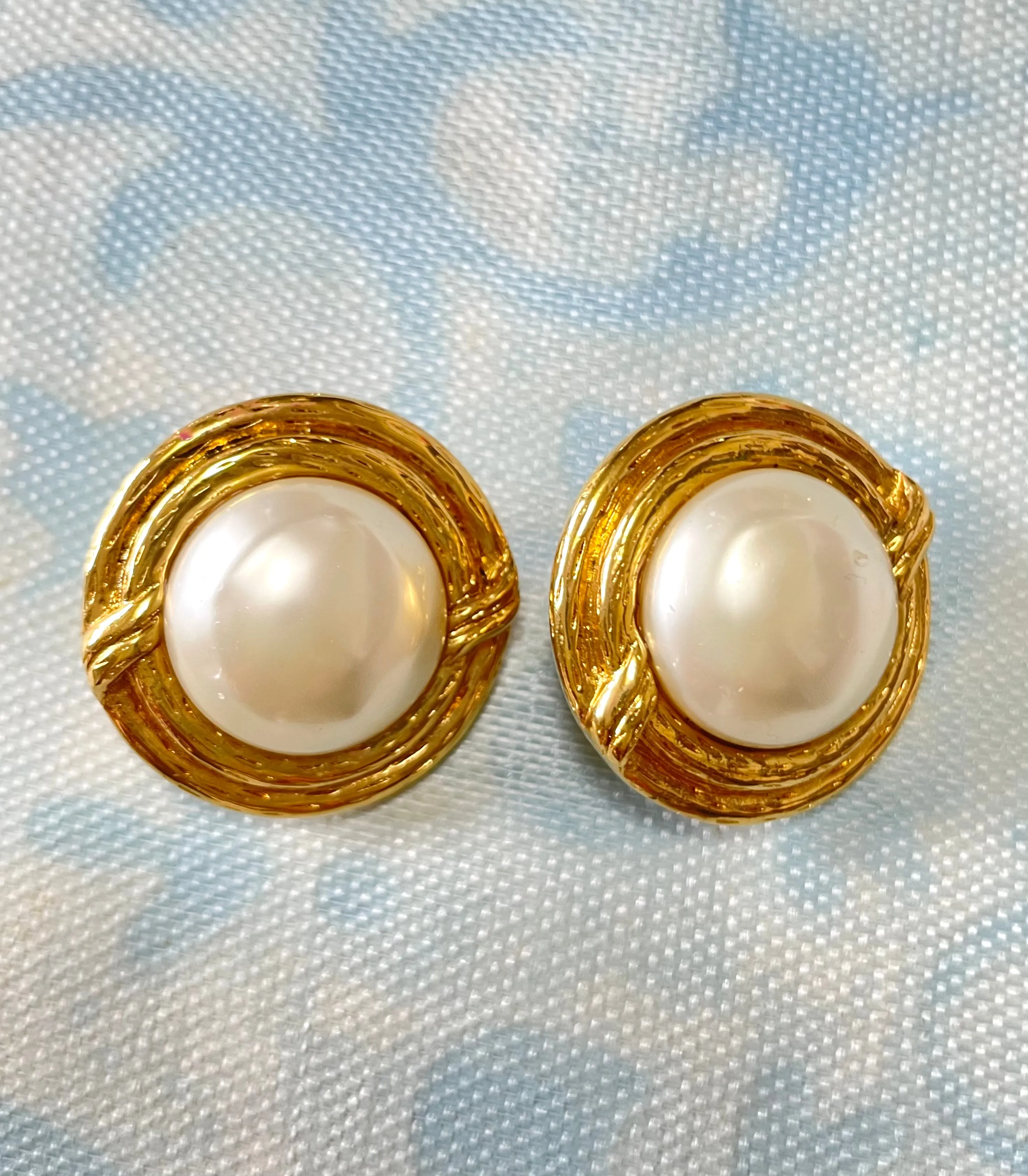 Vintage CHANEL gold tone large round earrings with faux pearl. Classic Chanel vintage jewelry gift. 0407281