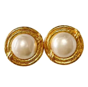 Vintage CHANEL gold tone large round earrings with faux pearl. Classic Chanel vintage jewelry gift. 0407281