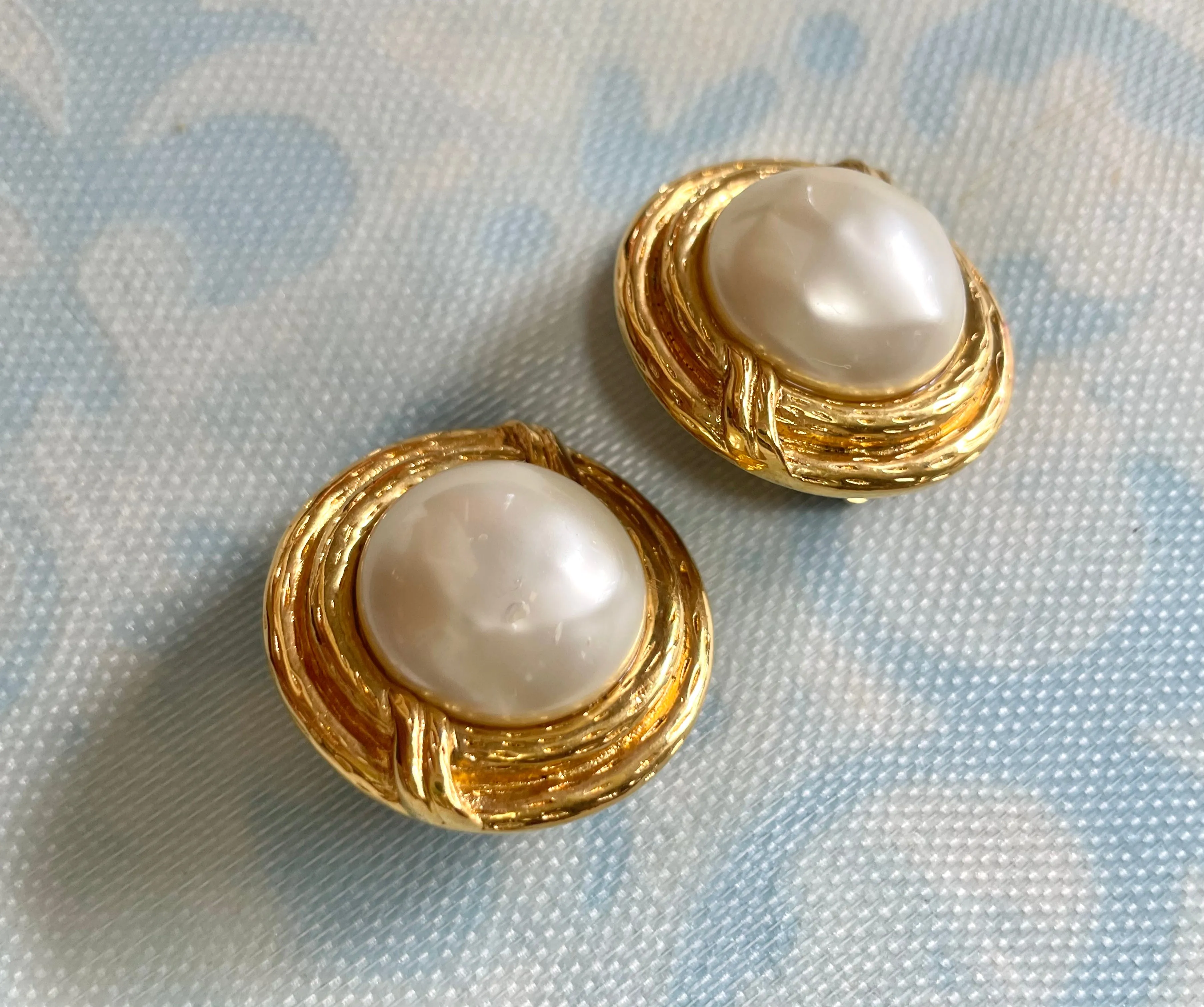 Vintage CHANEL gold tone large round earrings with faux pearl. Classic Chanel vintage jewelry gift. 0407281