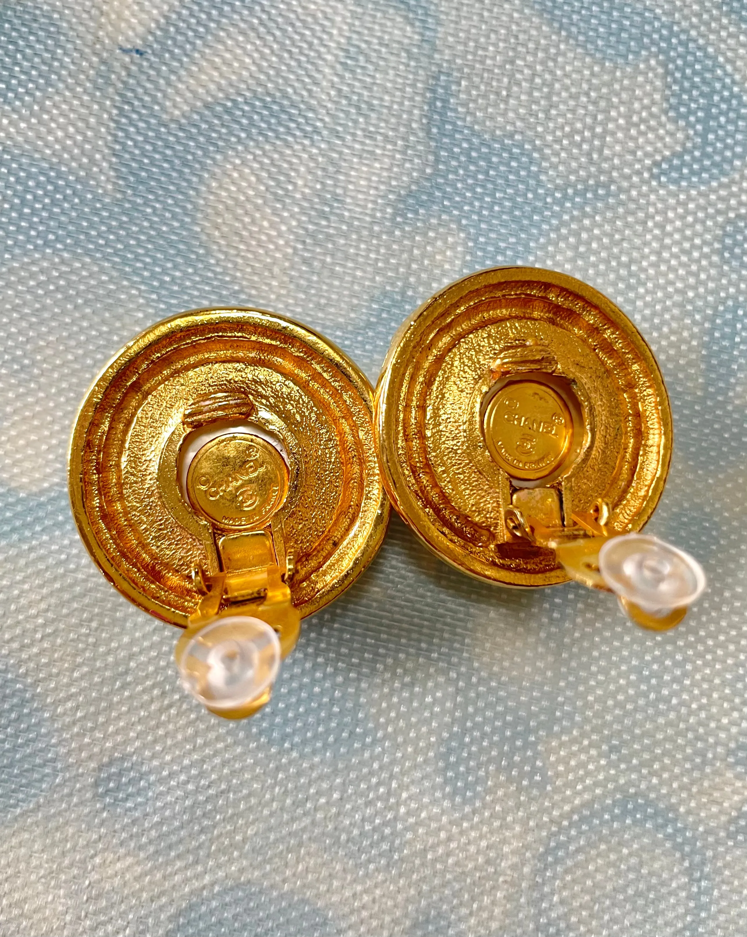 Vintage CHANEL gold tone large round earrings with faux pearl. Classic Chanel vintage jewelry gift. 0407281