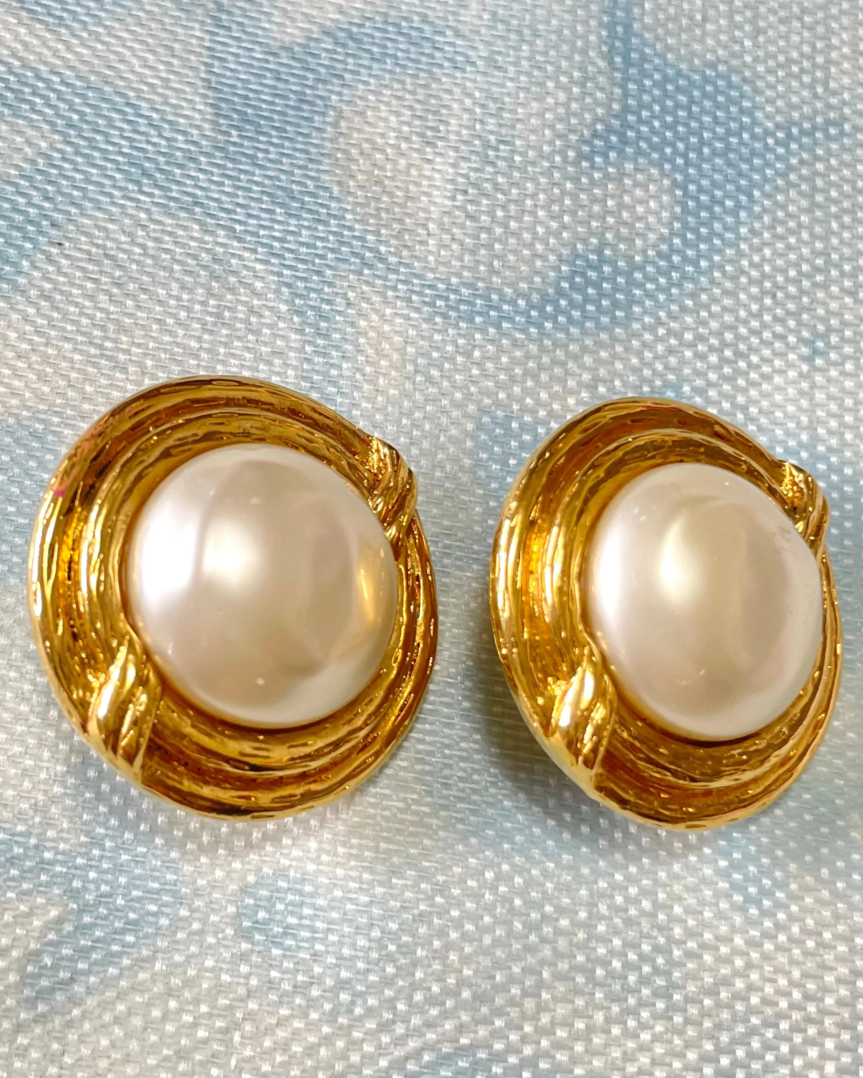 Vintage CHANEL gold tone large round earrings with faux pearl. Classic Chanel vintage jewelry gift. 0407281