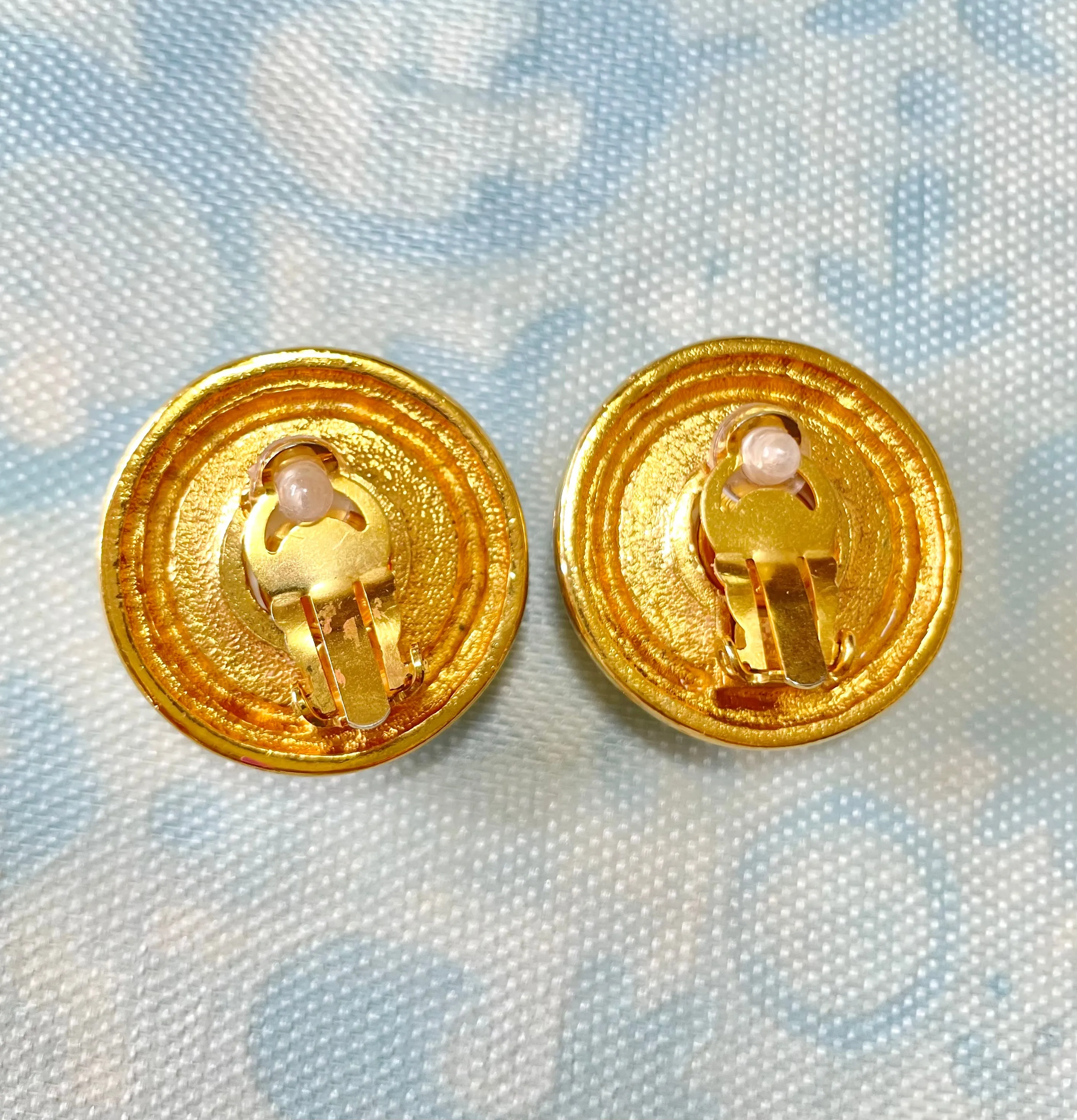 Vintage CHANEL gold tone large round earrings with faux pearl. Classic Chanel vintage jewelry gift. 0407281