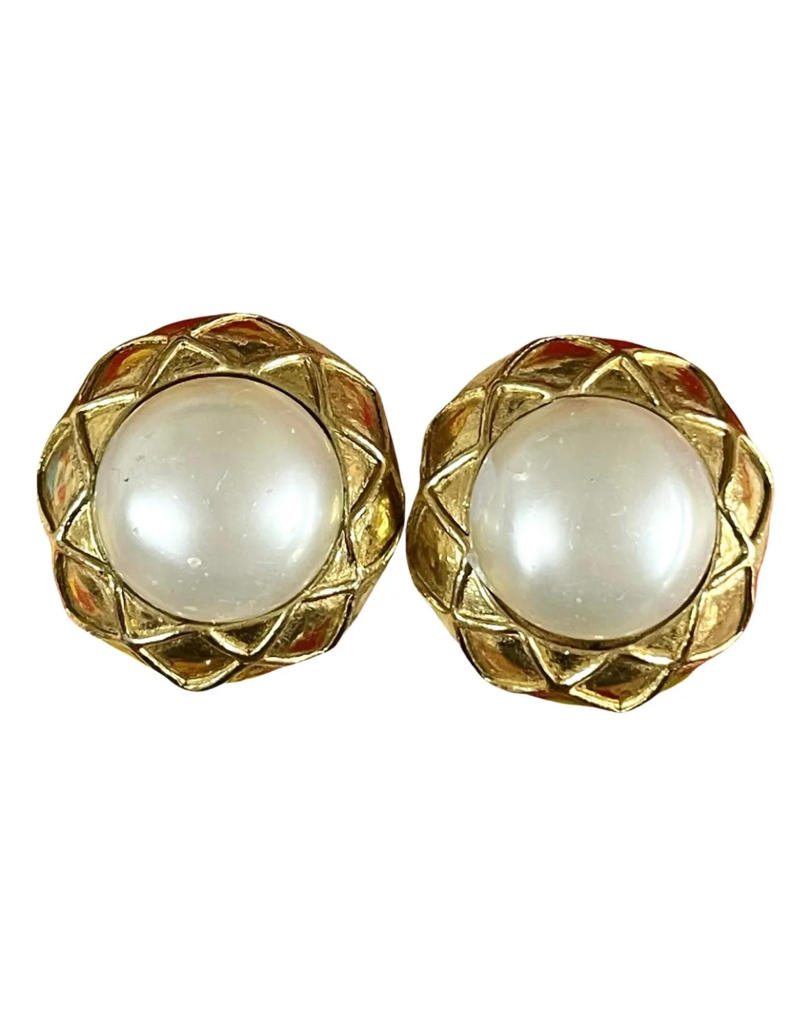 Vintage CHANEL gold tone round earrings with faux pearl and matelasse gold frame. 050403ys3