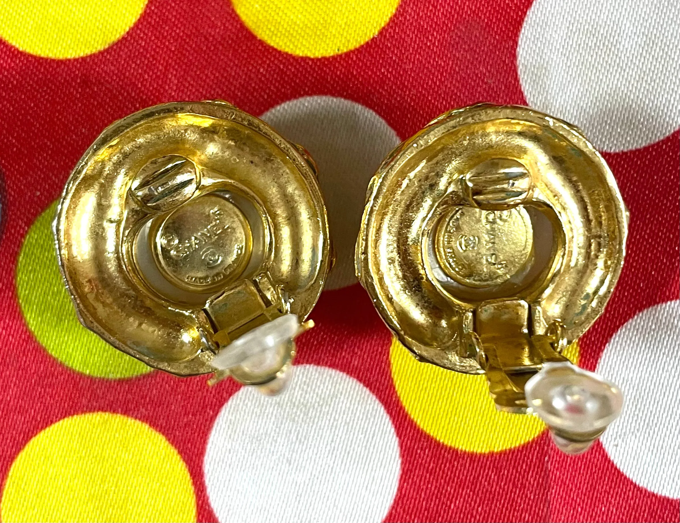 Vintage CHANEL gold tone round earrings with faux pearl and matelasse gold frame. 050403ys3