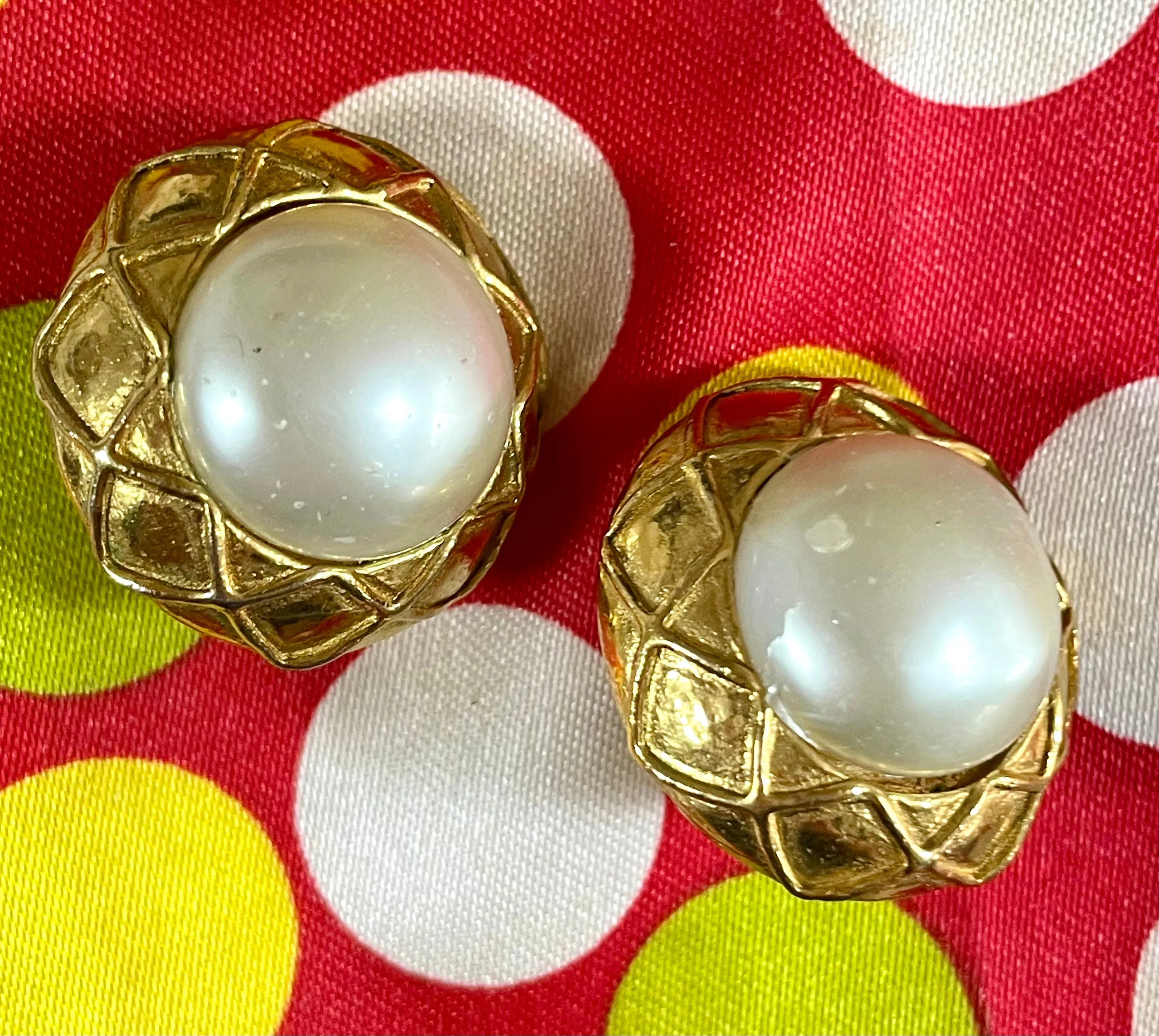 Vintage CHANEL gold tone round earrings with faux pearl and matelasse gold frame. 050403ys3