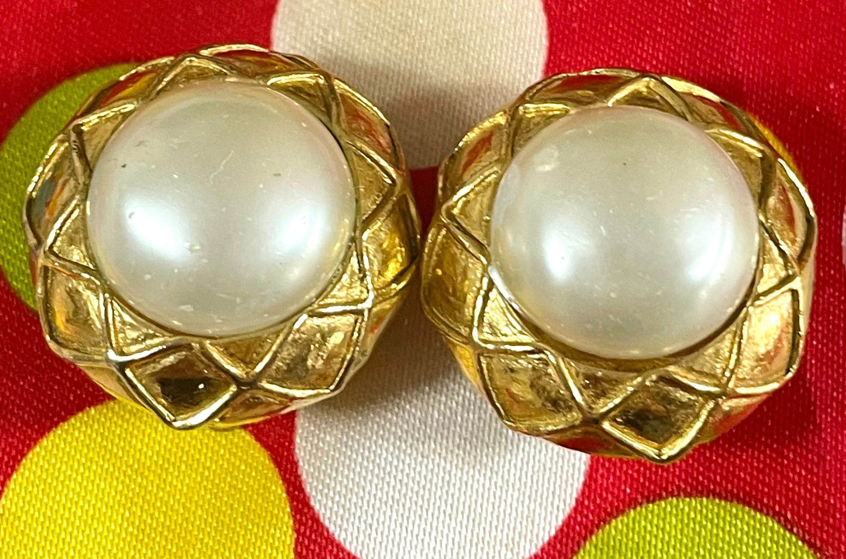Vintage CHANEL gold tone round earrings with faux pearl and matelasse gold frame. 050403ys3