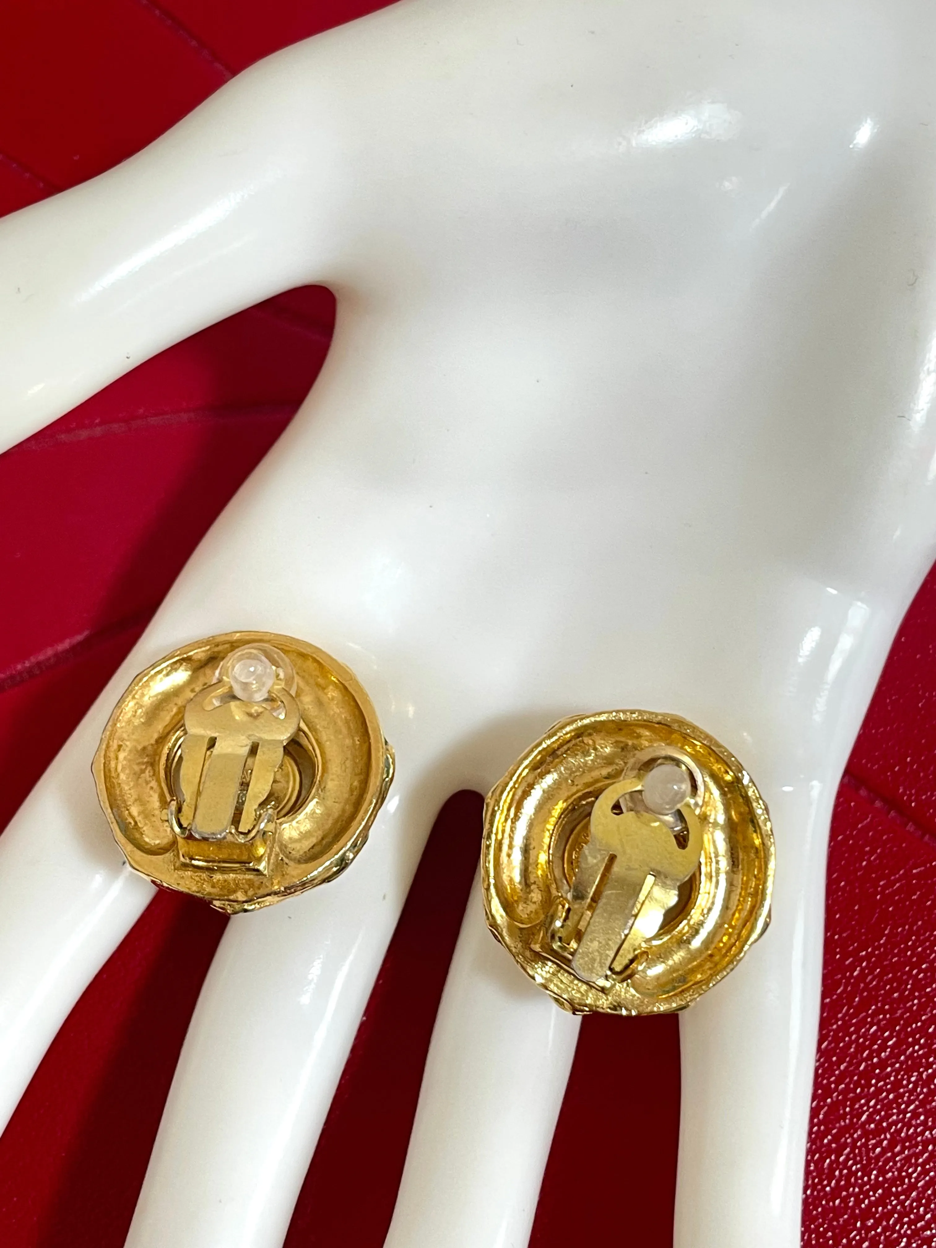 Vintage CHANEL gold tone round earrings with faux pearl and matelasse gold frame. 050403ys3