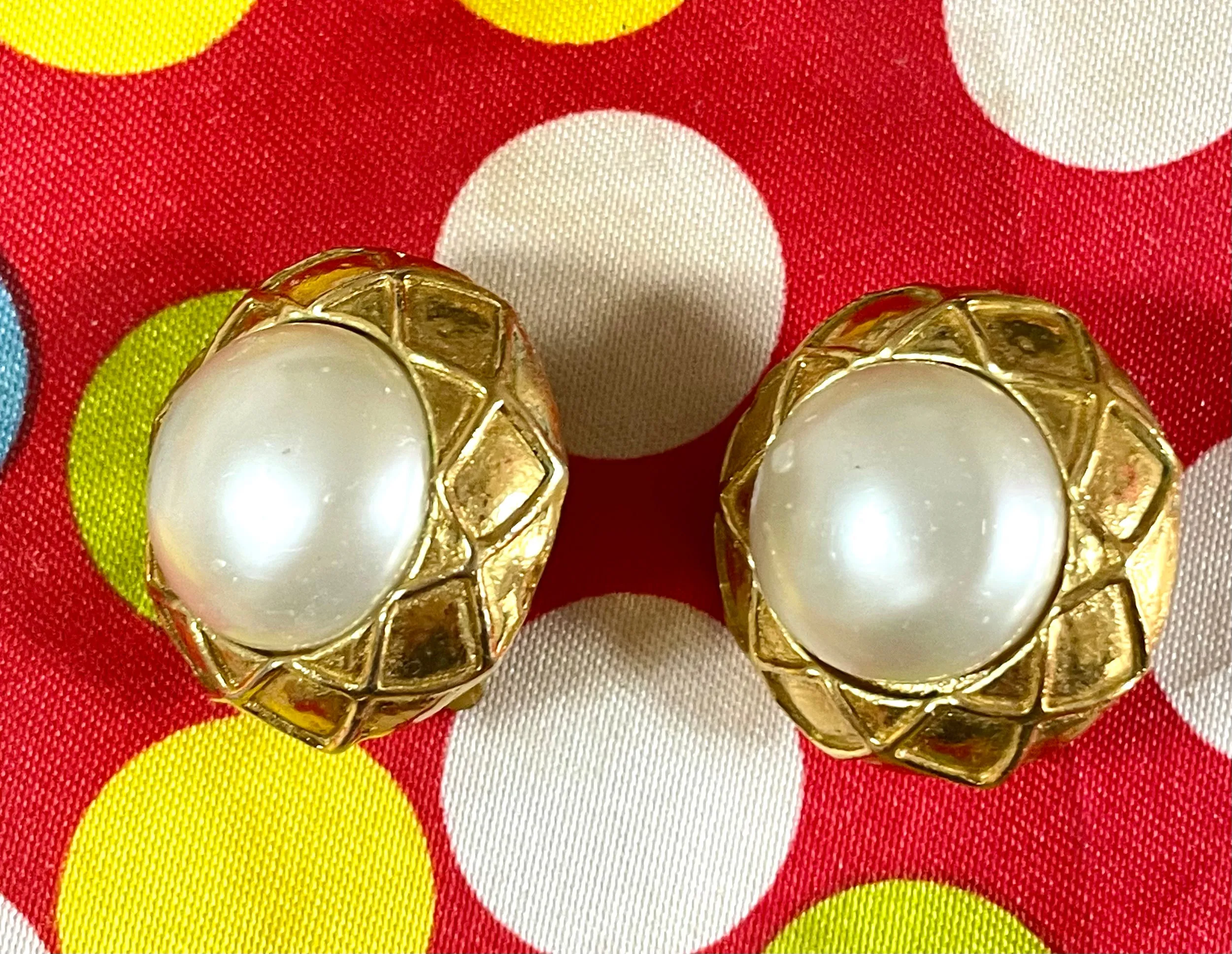 Vintage CHANEL gold tone round earrings with faux pearl and matelasse gold frame. 050403ys3