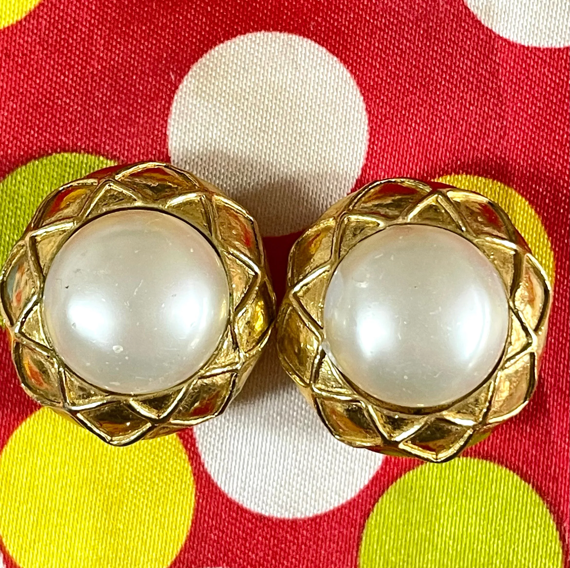 Vintage CHANEL gold tone round earrings with faux pearl and matelasse gold frame. 050403ys3