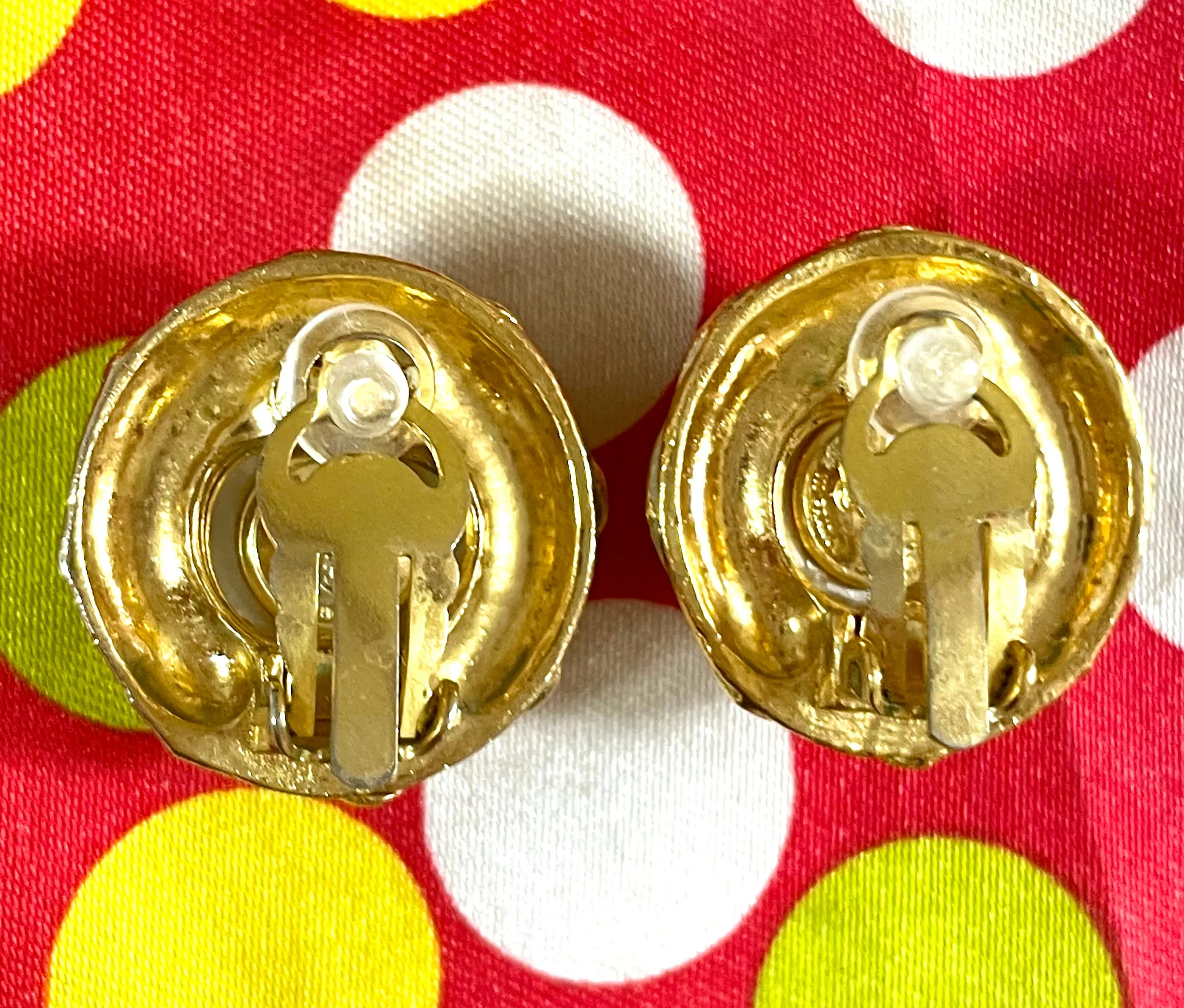 Vintage CHANEL gold tone round earrings with faux pearl and matelasse gold frame. 050403ys3