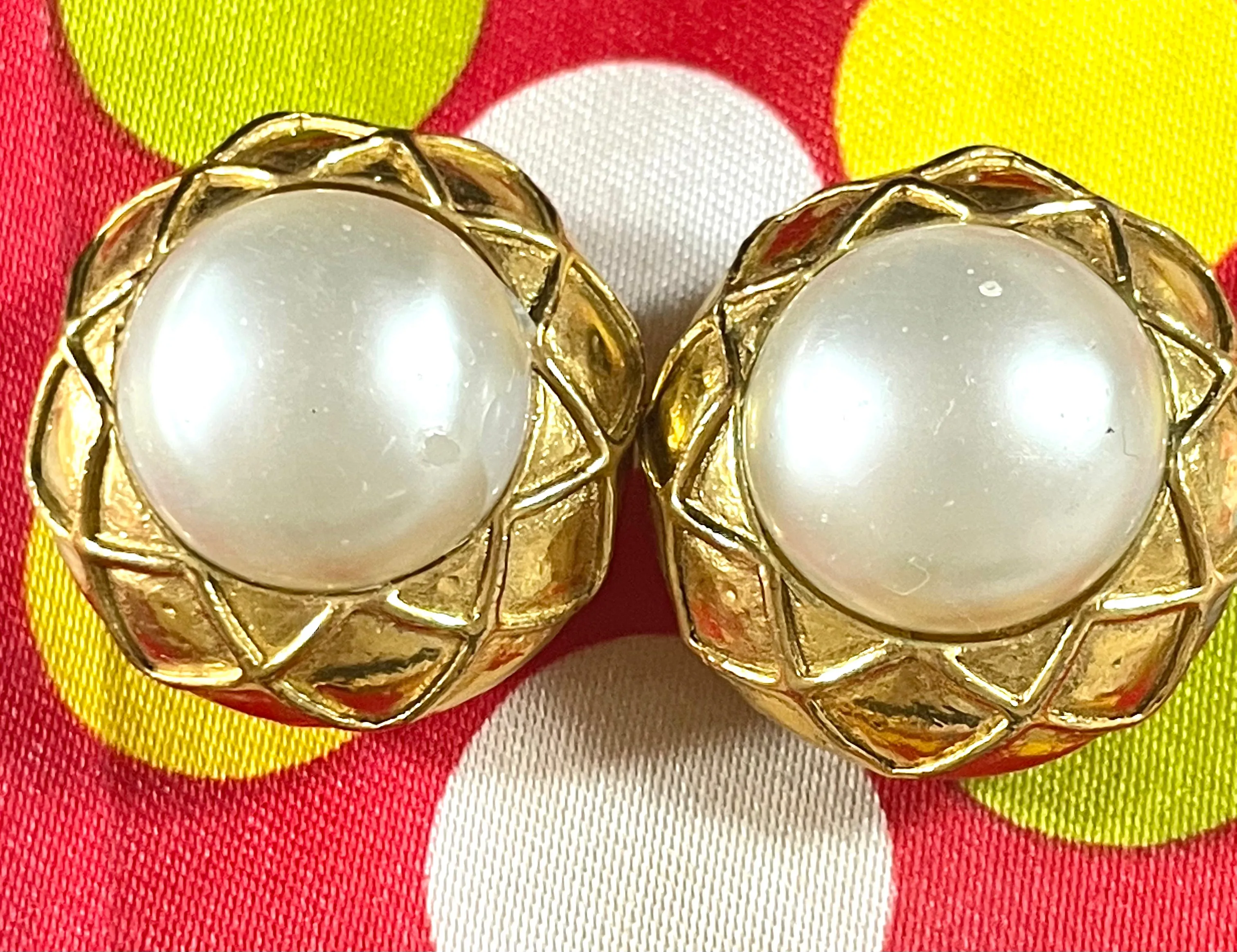 Vintage CHANEL gold tone round earrings with faux pearl and matelasse gold frame. 050403ys3