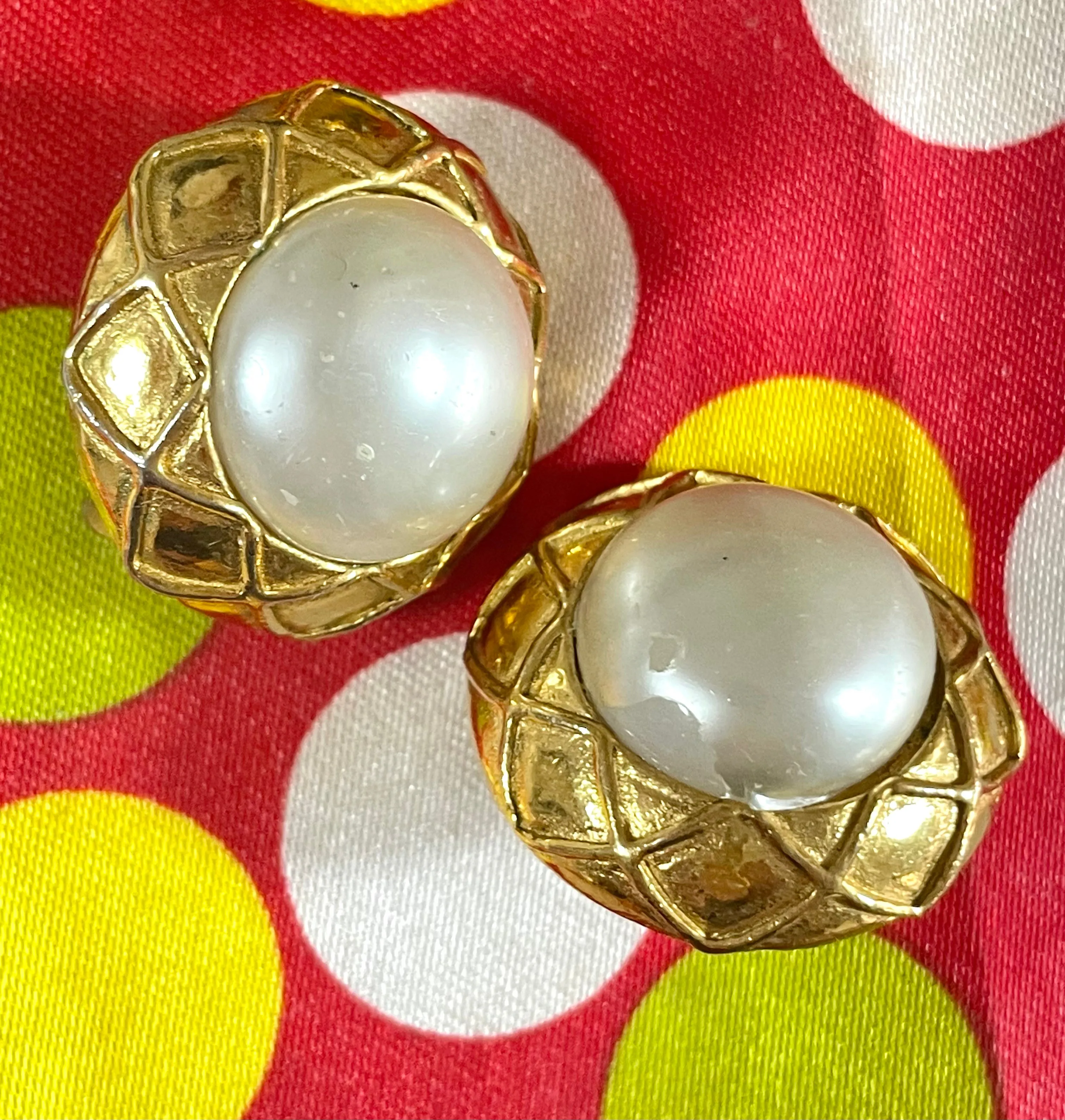 Vintage CHANEL gold tone round earrings with faux pearl and matelasse gold frame. 050403ys3