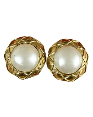 Vintage CHANEL gold tone round earrings with faux pearl and matelasse gold frame. 050403ys3