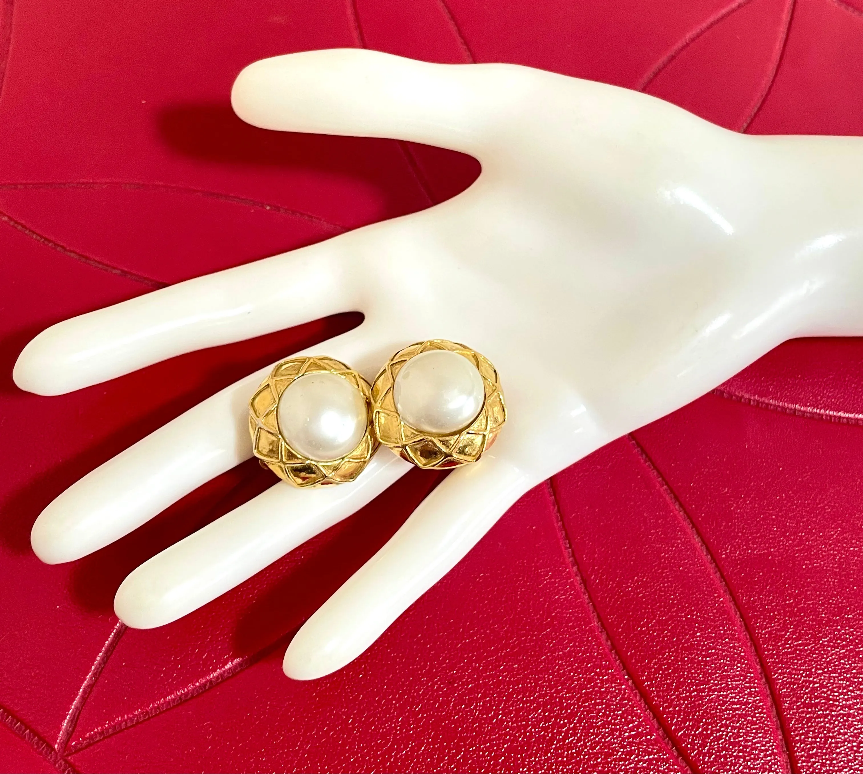 Vintage CHANEL gold tone round earrings with faux pearl and matelasse gold frame. 050403ys3